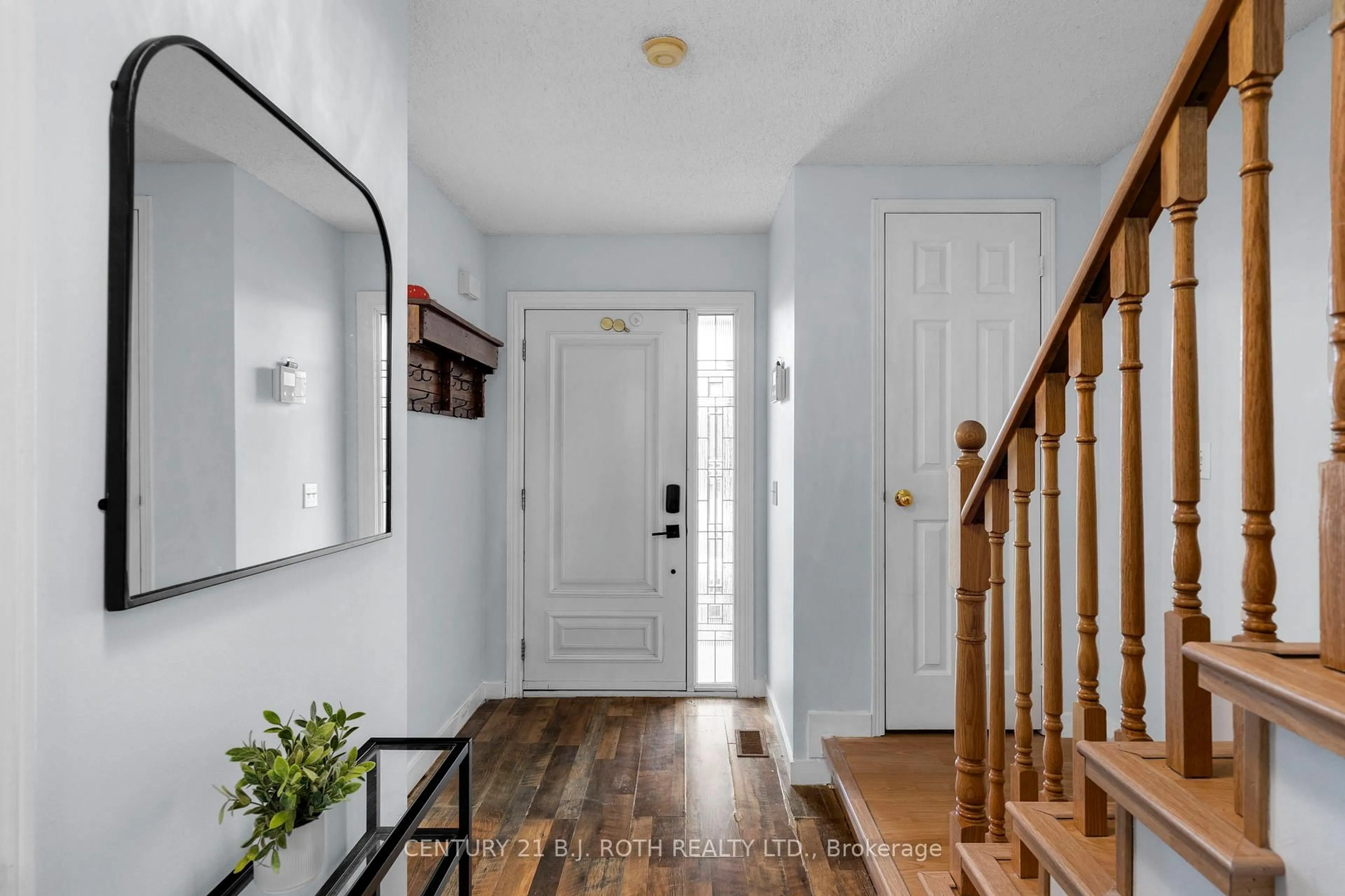 Indoor entryway for 27 GOLDS Cres, Barrie Ontario L4N 8R5