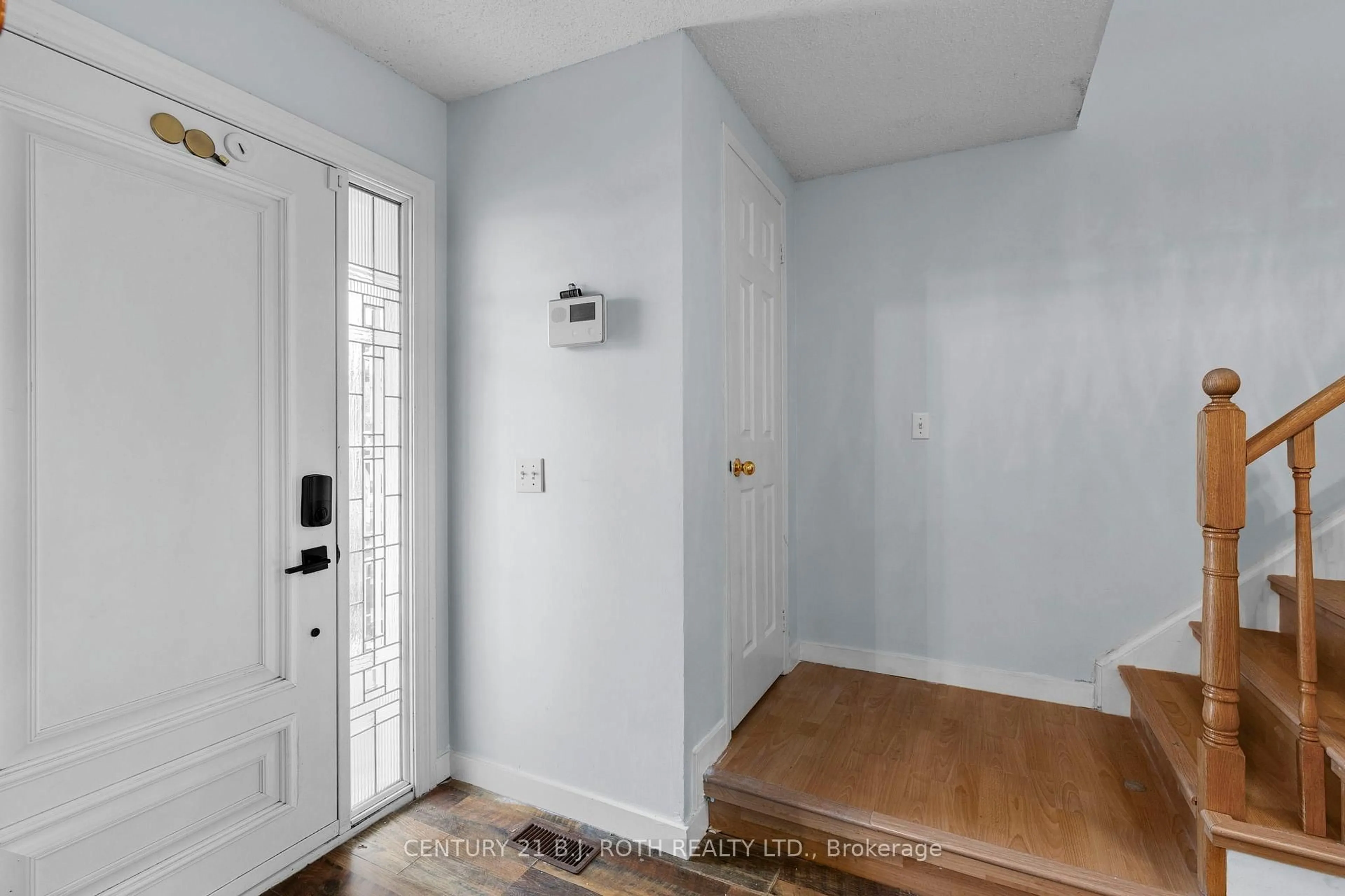 Indoor entryway for 27 GOLDS Cres, Barrie Ontario L4N 8R5