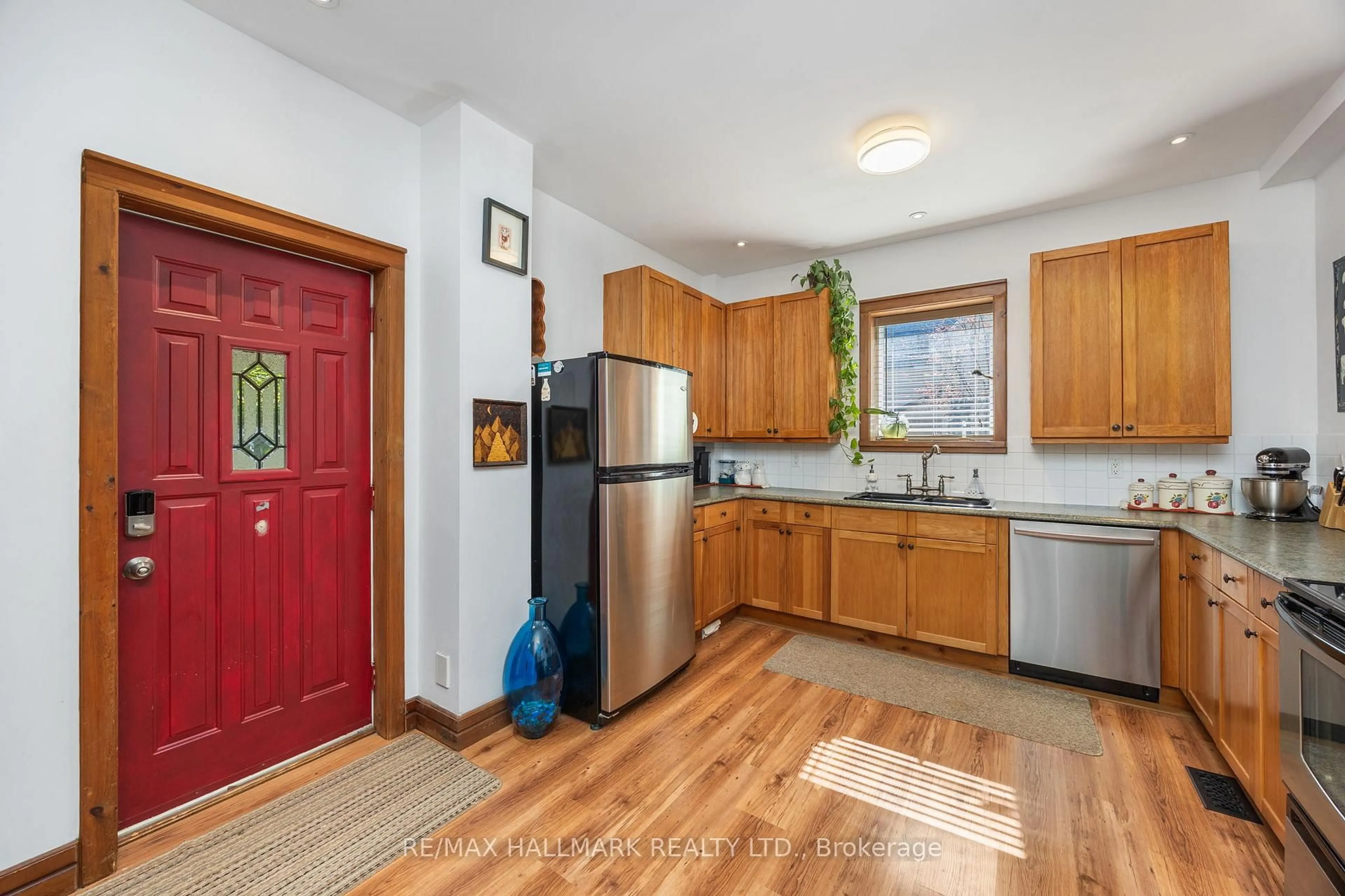 Standard kitchen, unknown for 23 Douglas St, Orillia Ontario L3V 5Y3