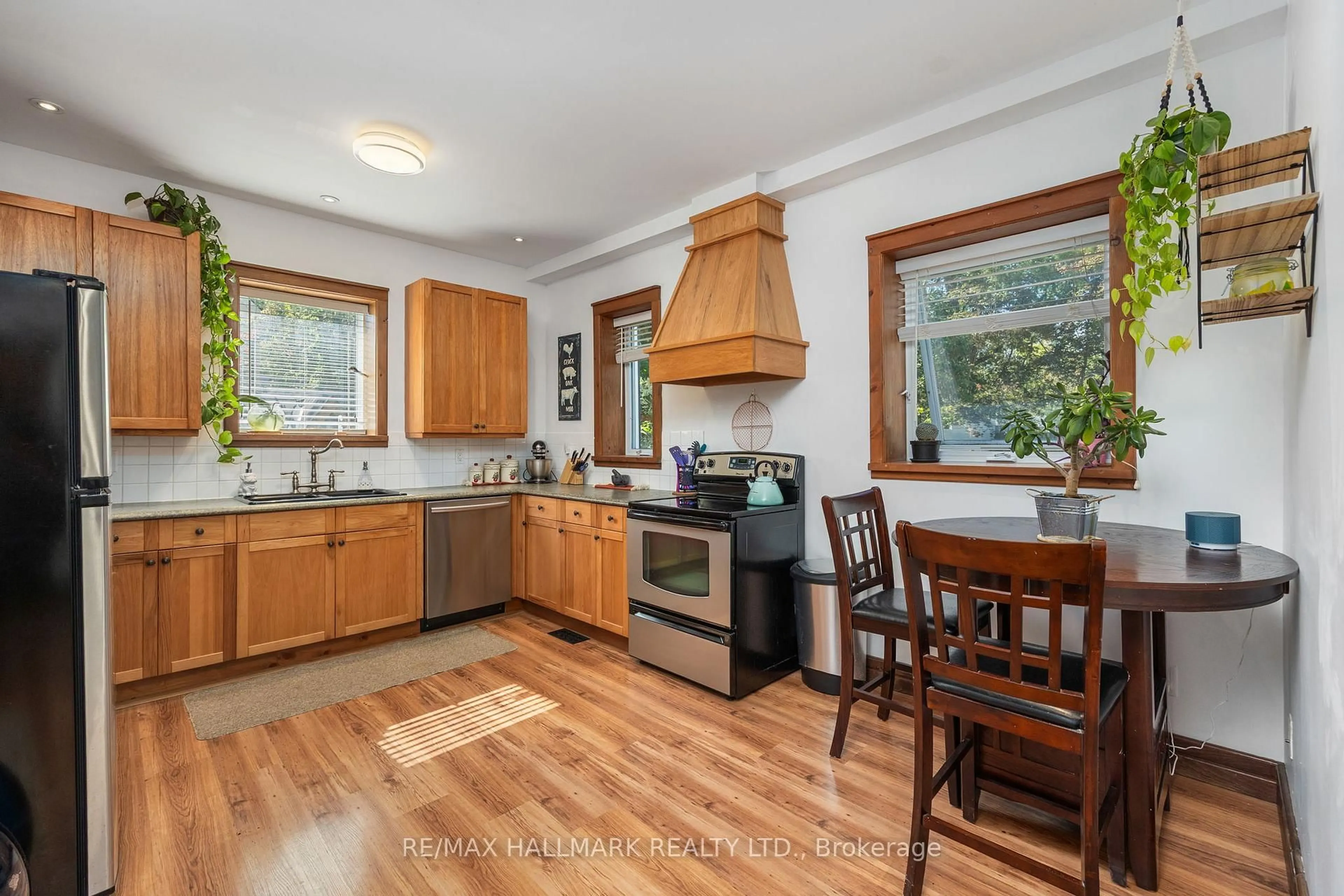 Open concept kitchen, unknown for 23 Douglas St, Orillia Ontario L3V 5Y3