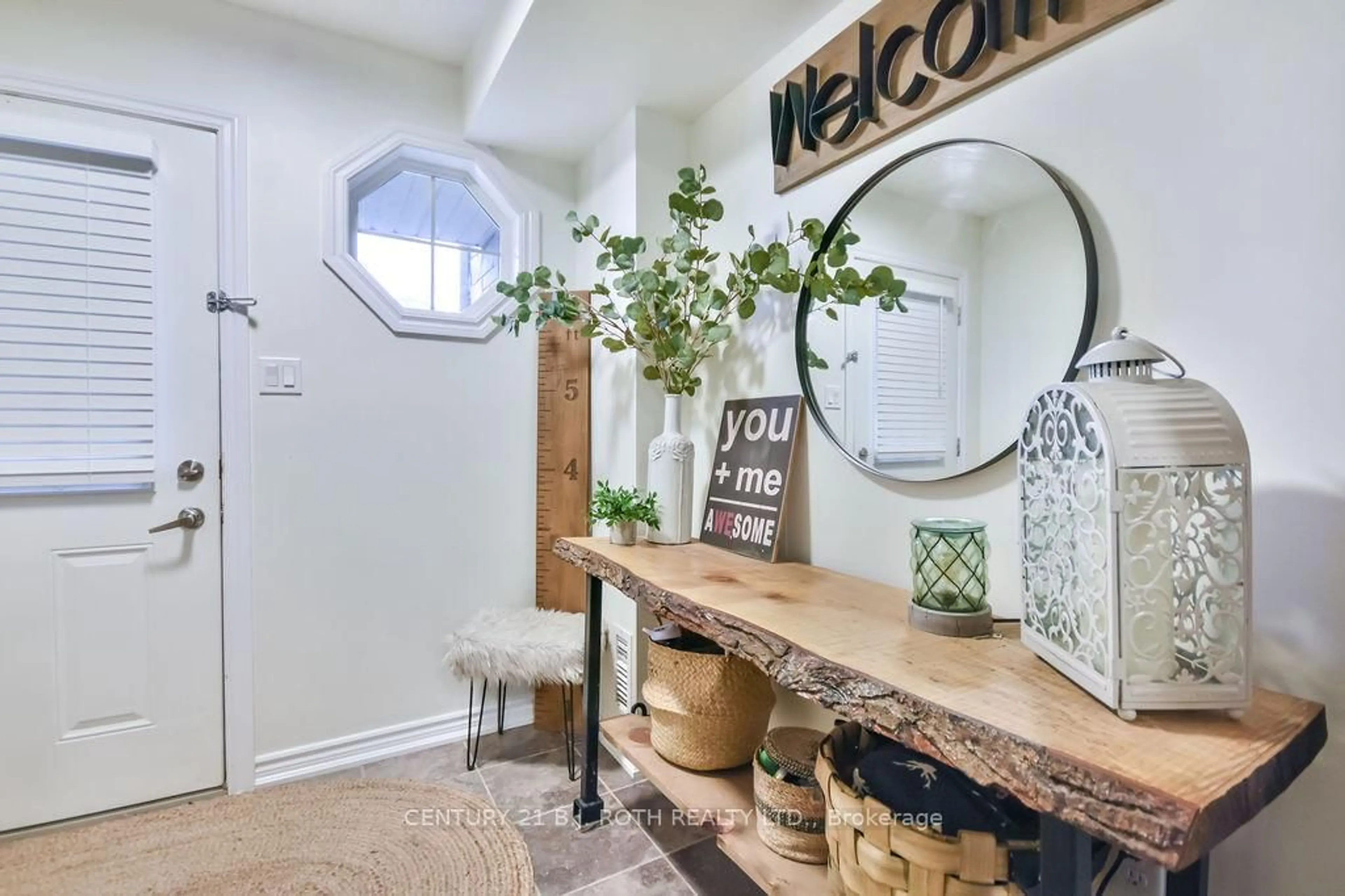 Indoor entryway for 49 Ferndale Dr #3, Barrie Ontario L4N 5W9