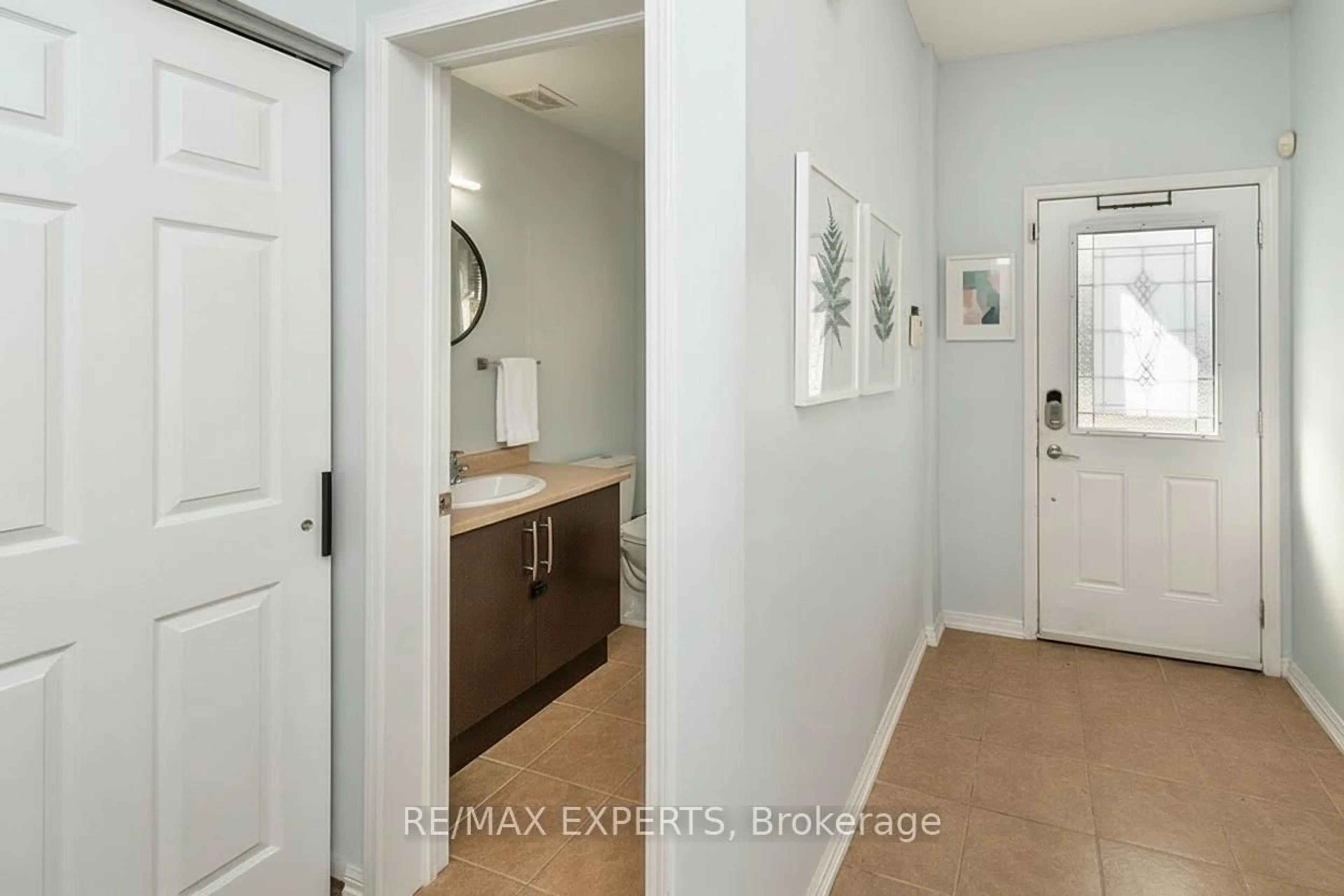 Indoor entryway for 175 Stanley St #64, Barrie Ontario L4M 0G2