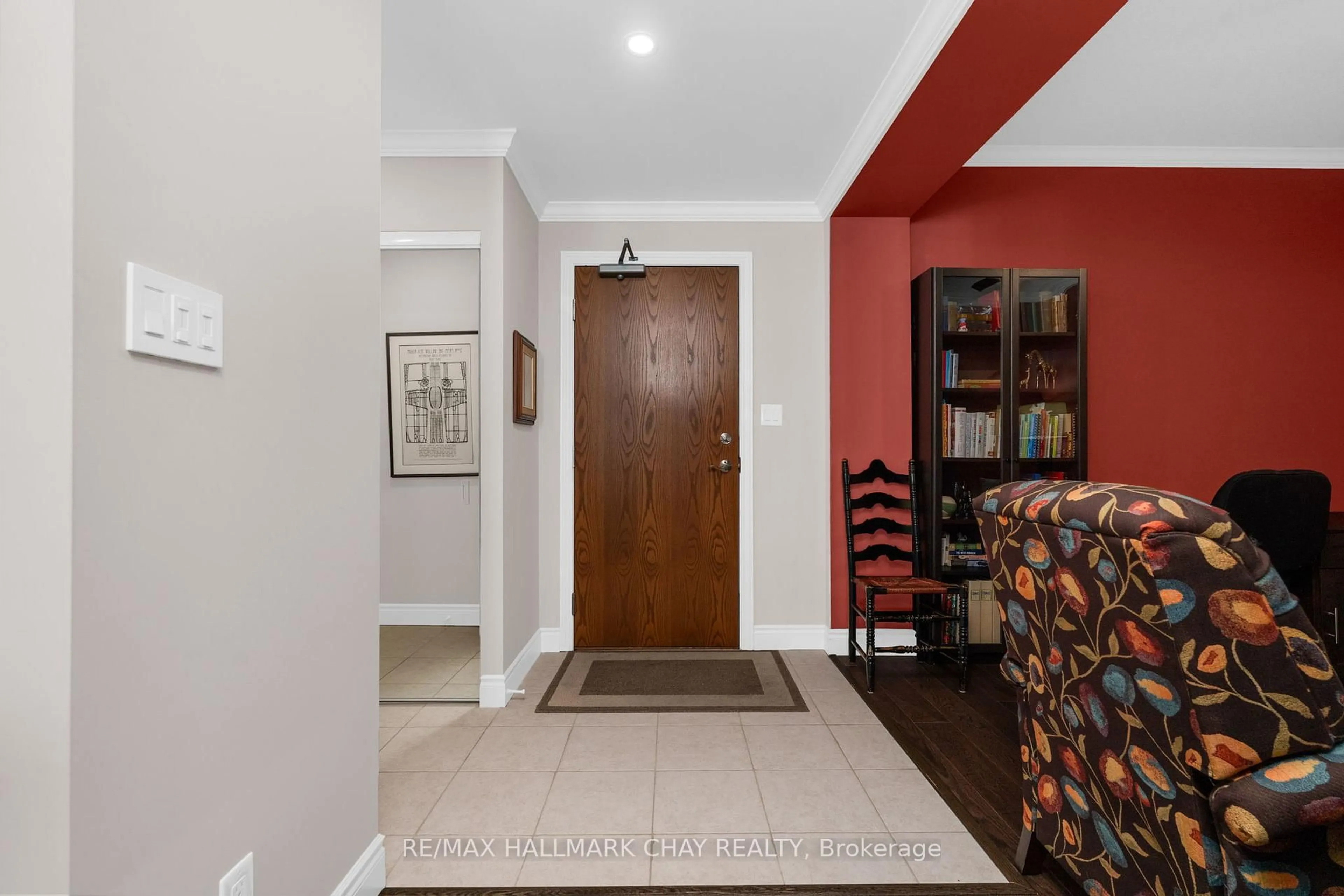 Indoor entryway for 37 Ellen St #1504, Barrie Ontario L4N 6G2