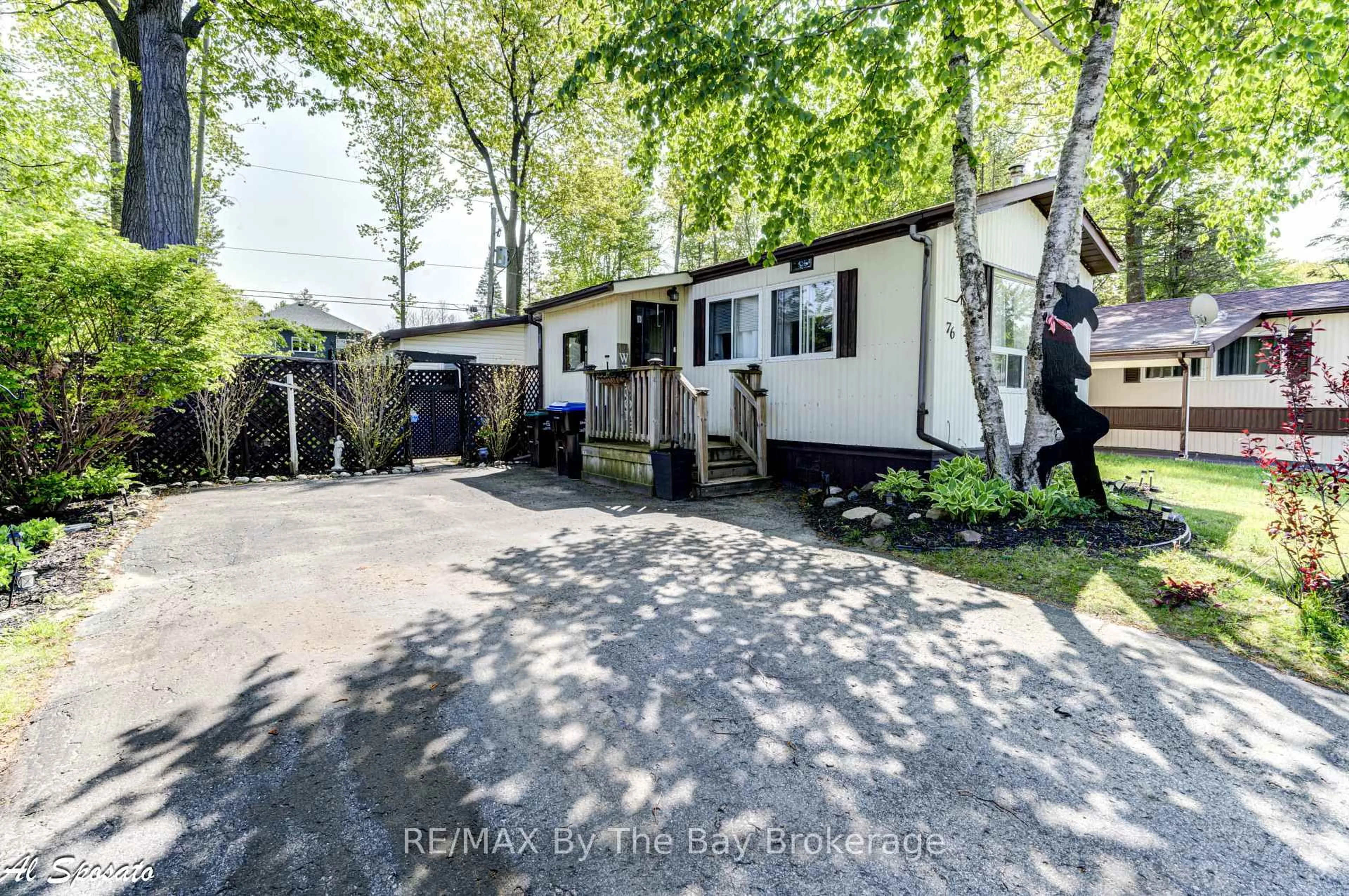 A pic from outside/outdoor area/front of a property/back of a property/a pic from drone, street for 76 Georgian Glen Dr, Wasaga Beach Ontario L9Z 1K7