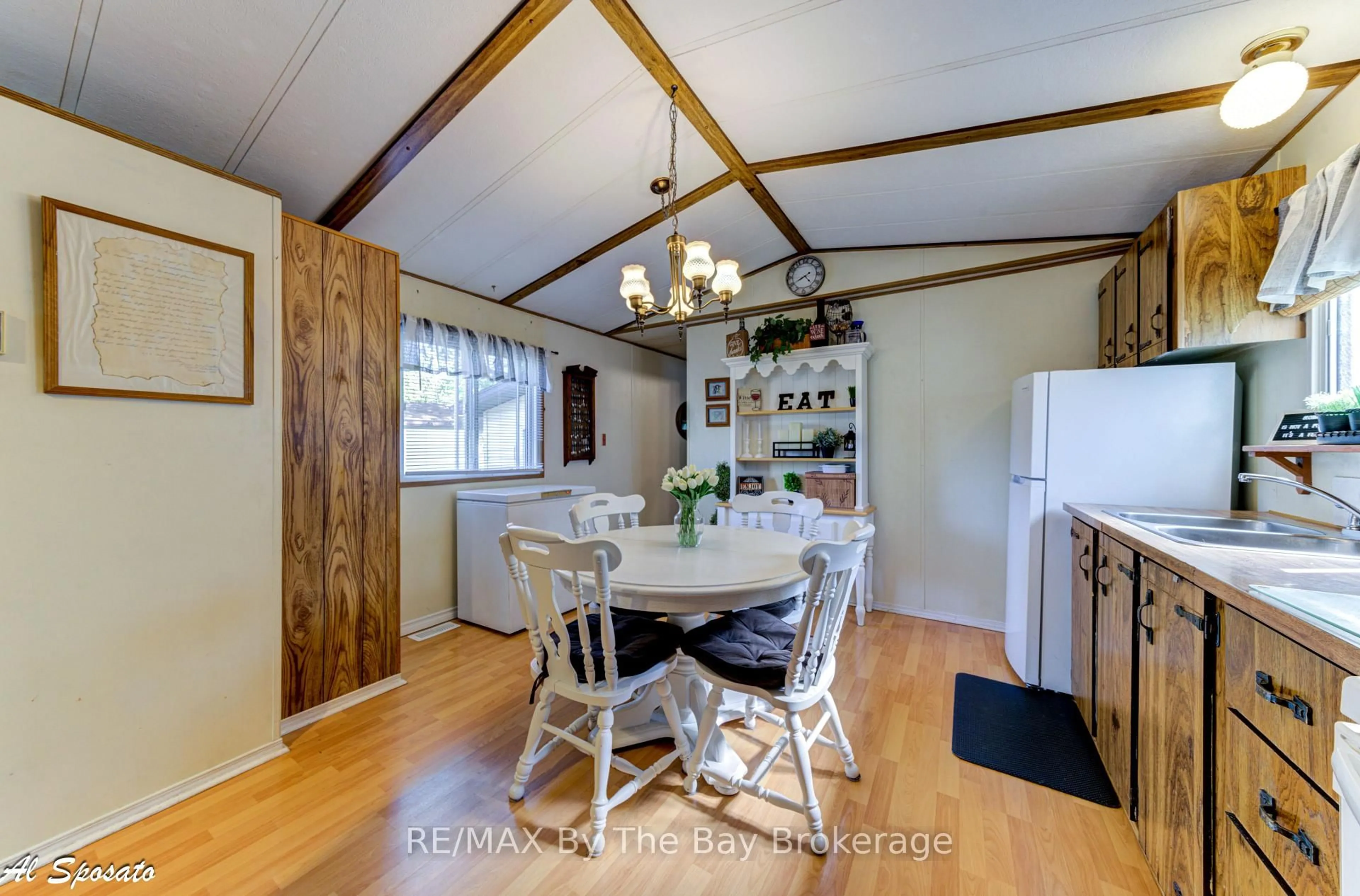 Dining room, wood/laminate floor for 76 Georgian Glen Dr, Wasaga Beach Ontario L9Z 1K7