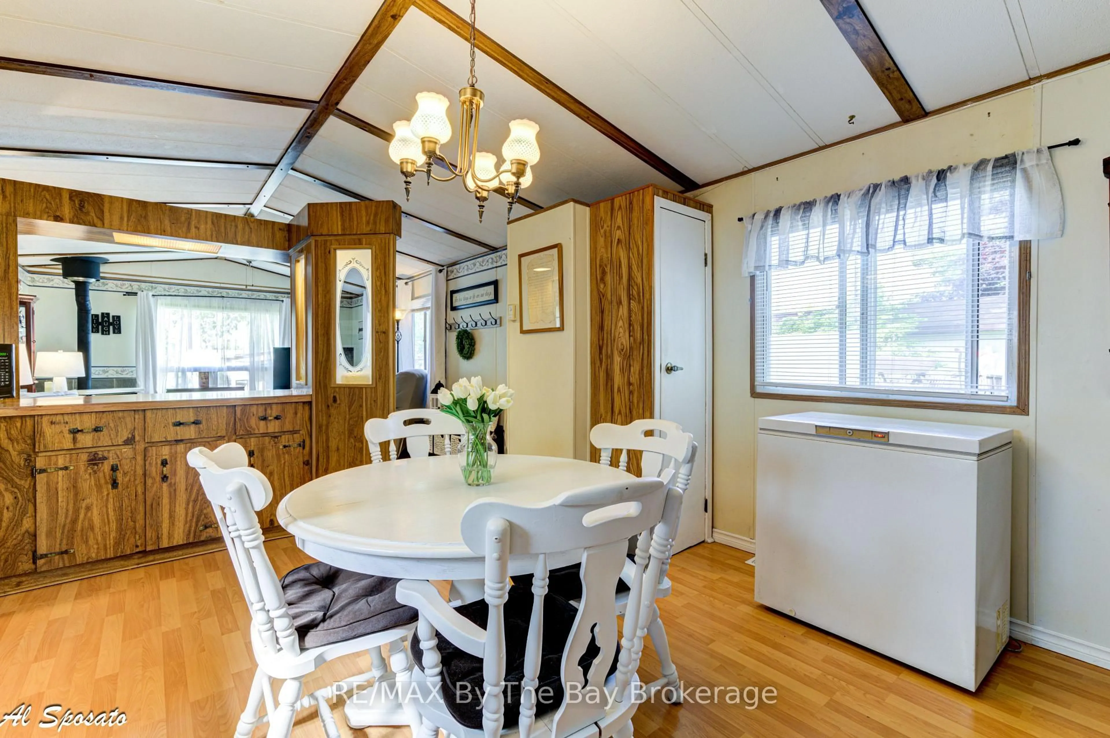 Dining room, wood/laminate floor for 76 Georgian Glen Dr, Wasaga Beach Ontario L9Z 1K7