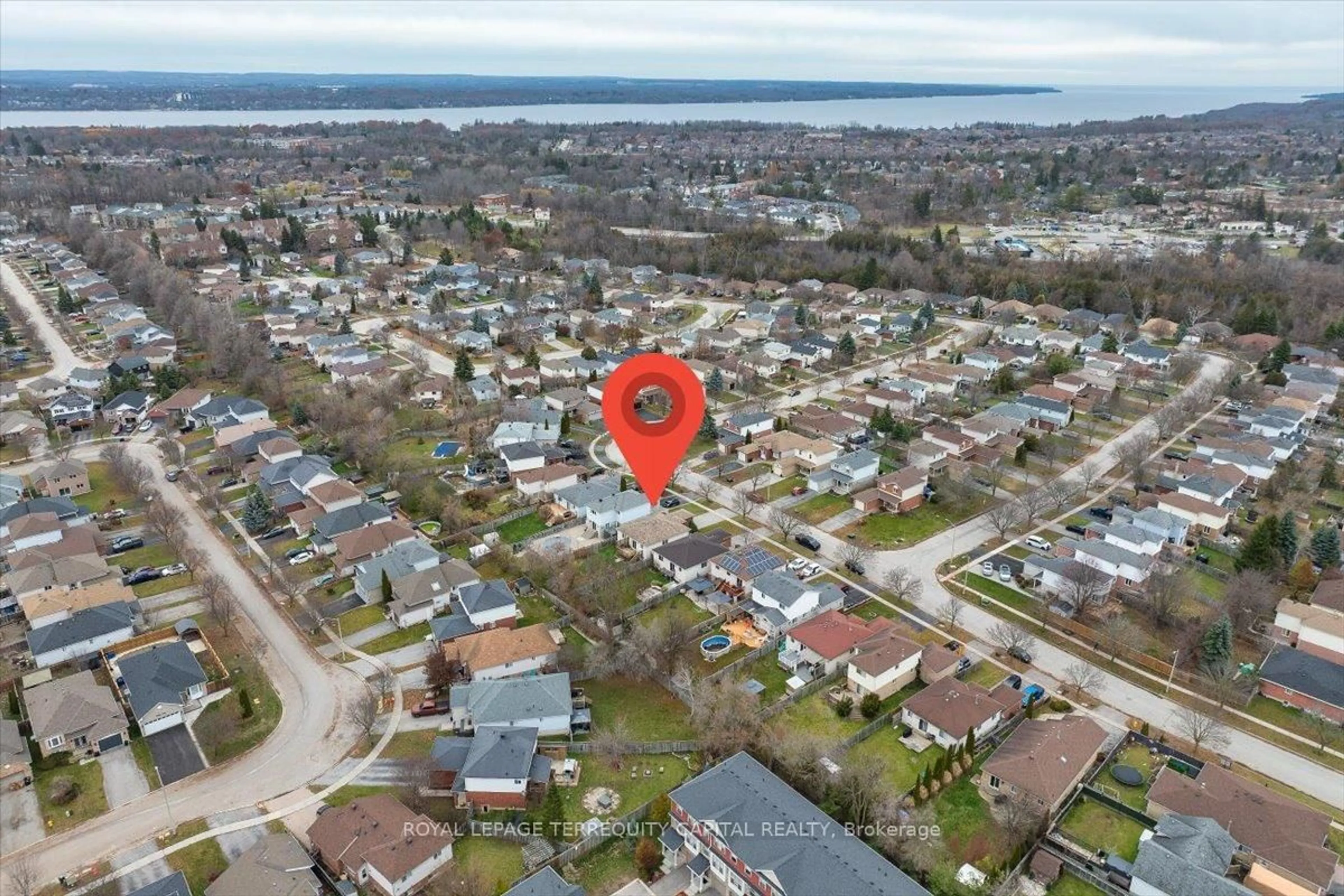 A pic from outside/outdoor area/front of a property/back of a property/a pic from drone, unknown for 44 Ward Dr, Barrie Ontario L4N 7P2