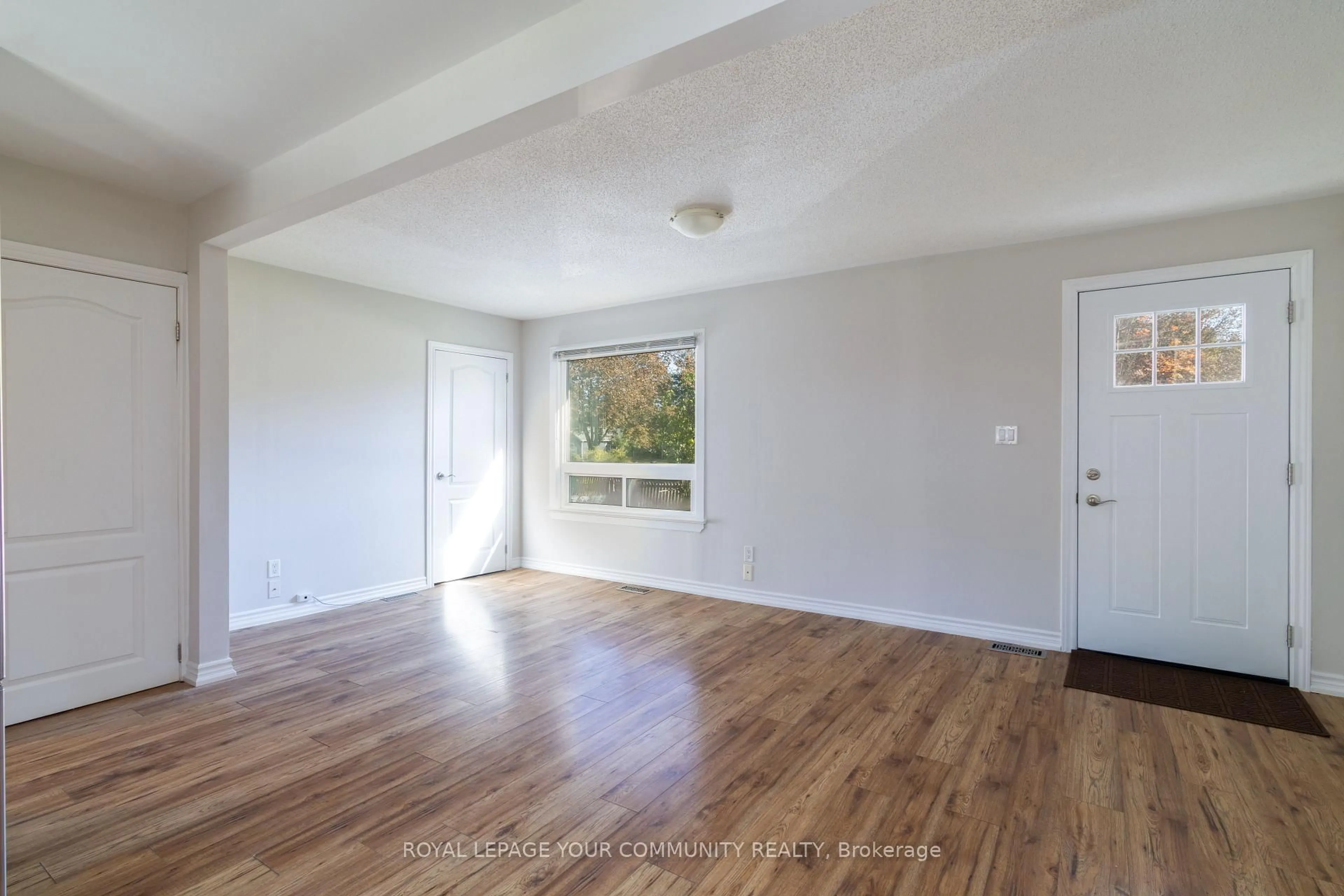 A pic of a room for 210 Cox Mill Rd, Barrie Ontario L4N 4G5