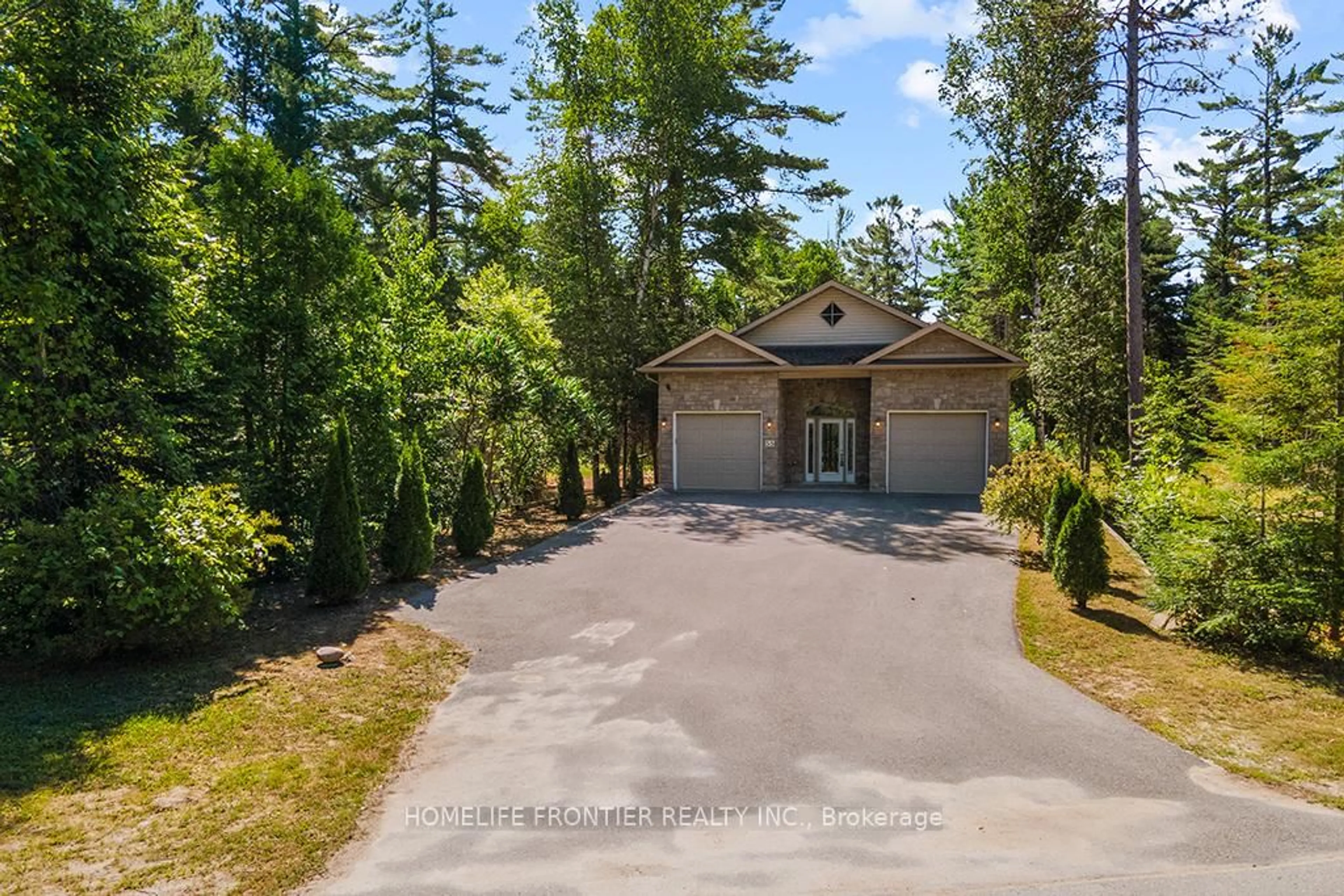 A pic from outside/outdoor area/front of a property/back of a property/a pic from drone, unknown for 55 Homewood Ave, Wasaga Beach Ontario L9Z 2M2