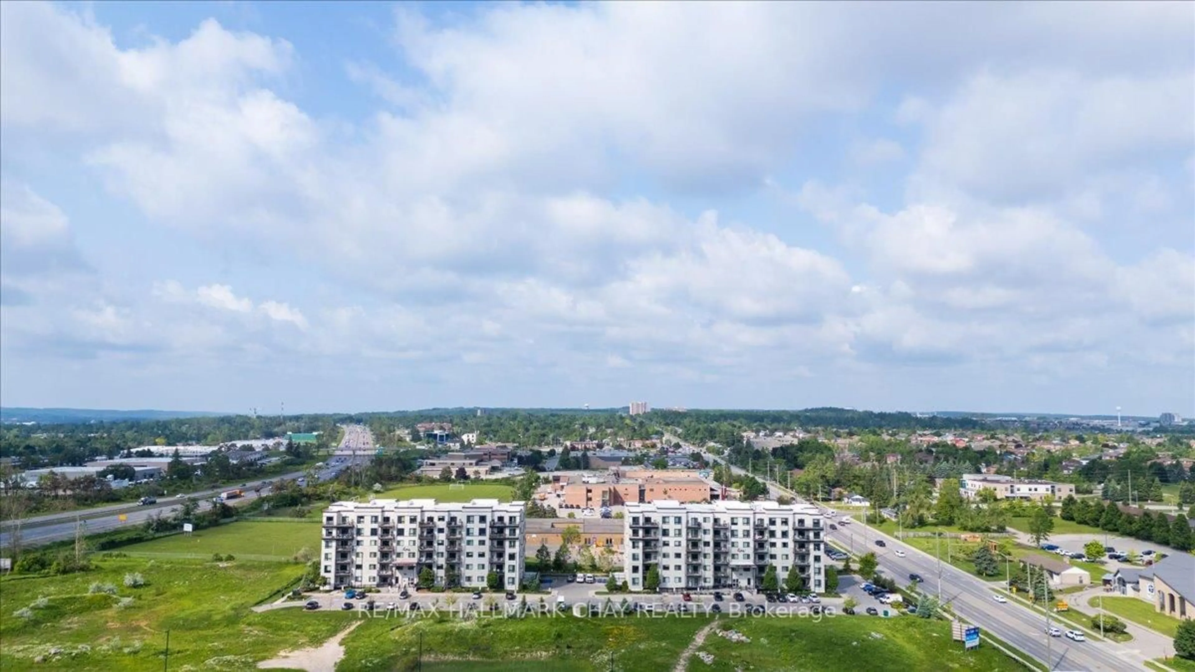 A pic from outside/outdoor area/front of a property/back of a property/a pic from drone, unknown for 299 Cundles Rd #610, Barrie Ontario L4M 5J7