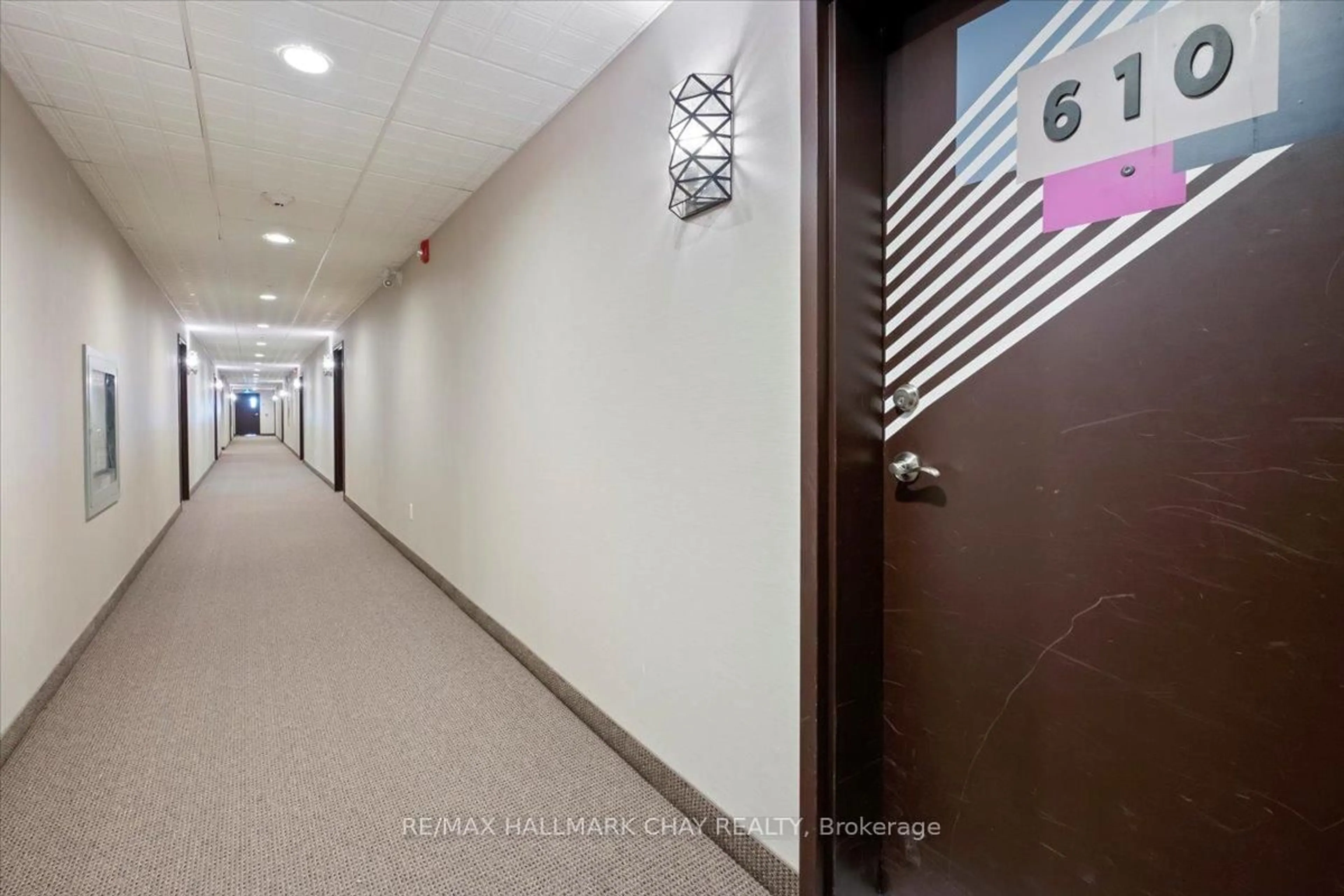 Indoor foyer for 299 Cundles Rd #610, Barrie Ontario L4M 5J7