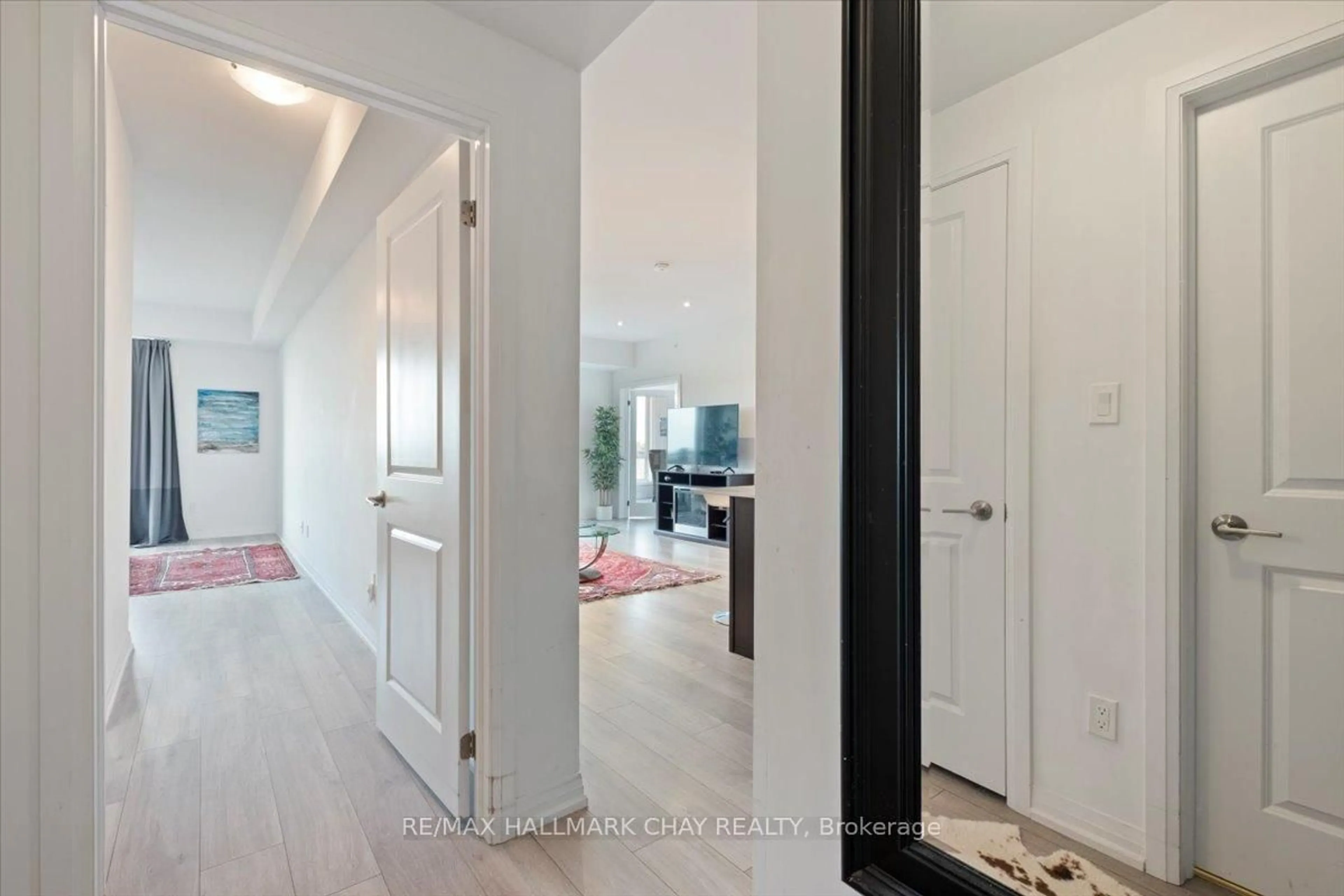 Indoor entryway for 299 Cundles Rd #610, Barrie Ontario L4M 5J7