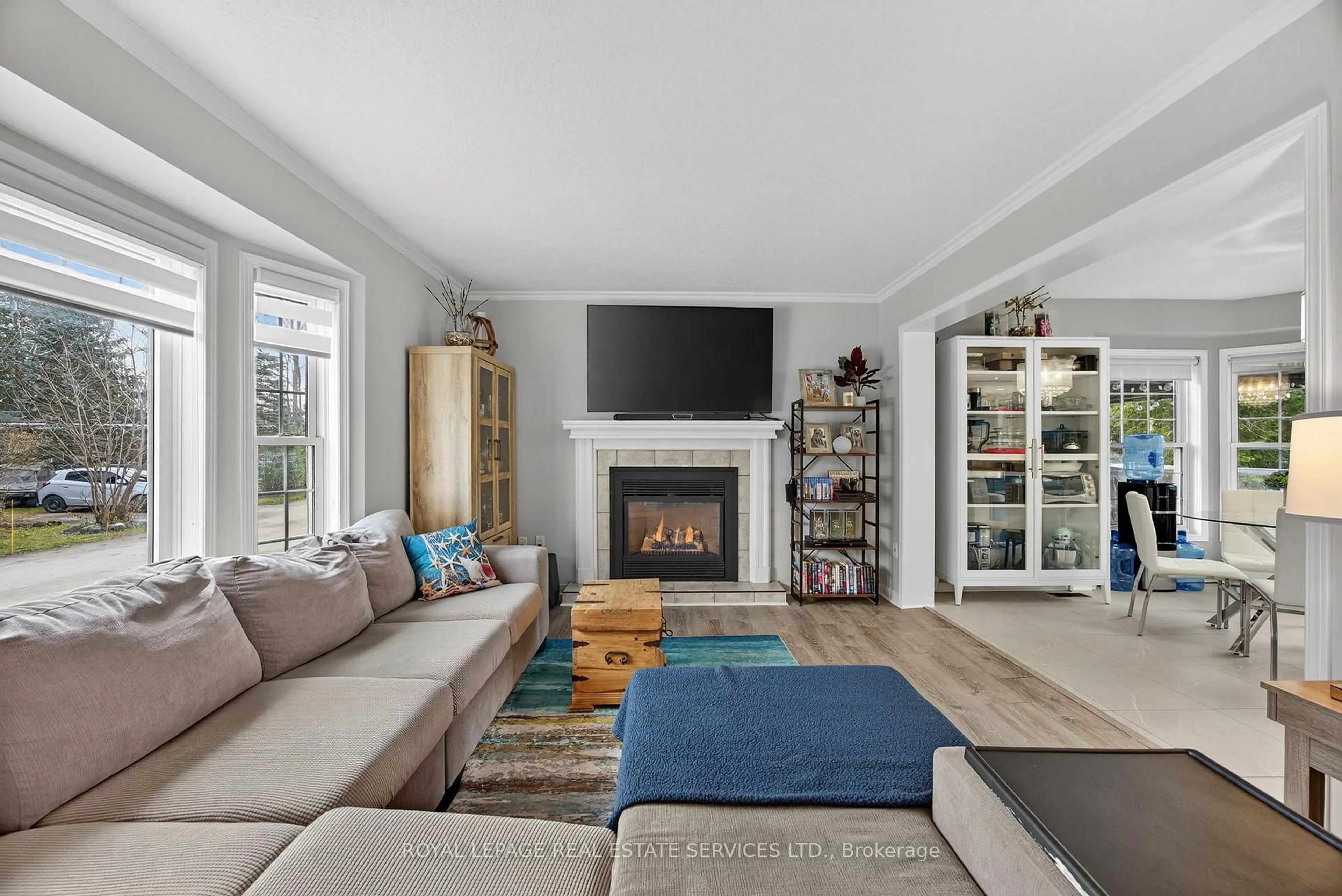 Living room with furniture, unknown for 24 Topaz St, Wasaga Beach Ontario L9Z 1X7