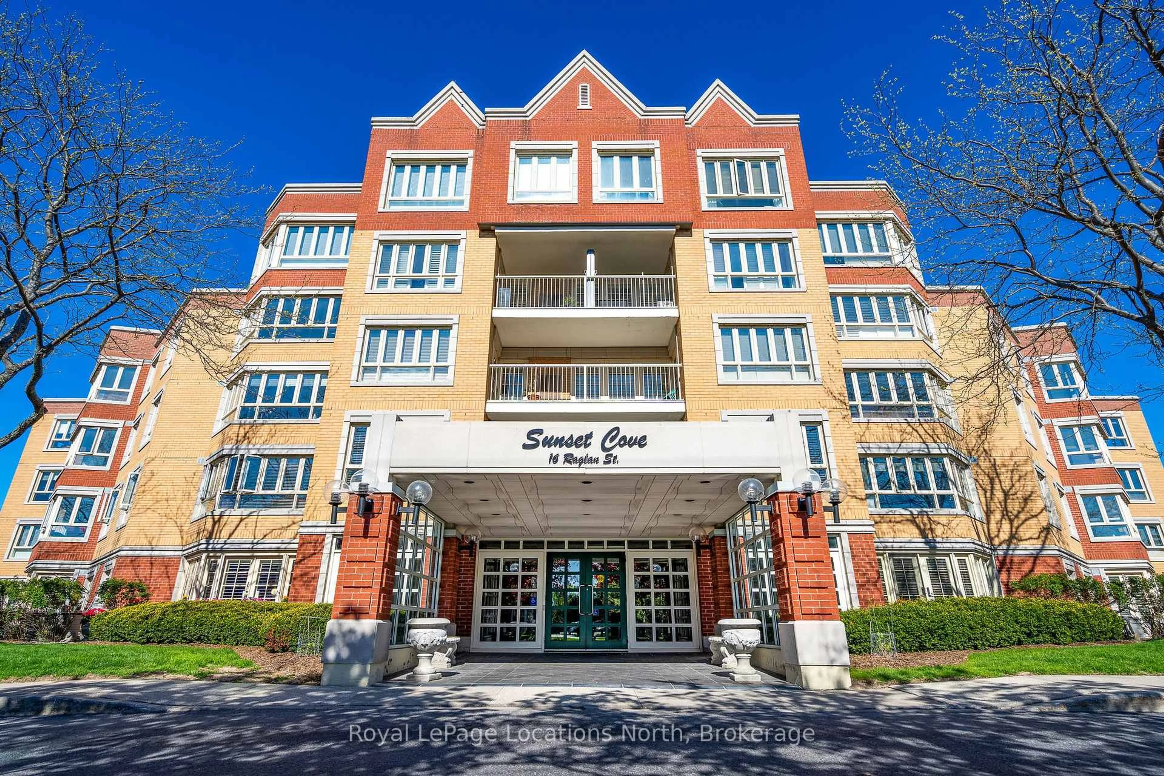 Indoor foyer for 16 Raglan St #404, Collingwood Ontario L9Y 4Y2