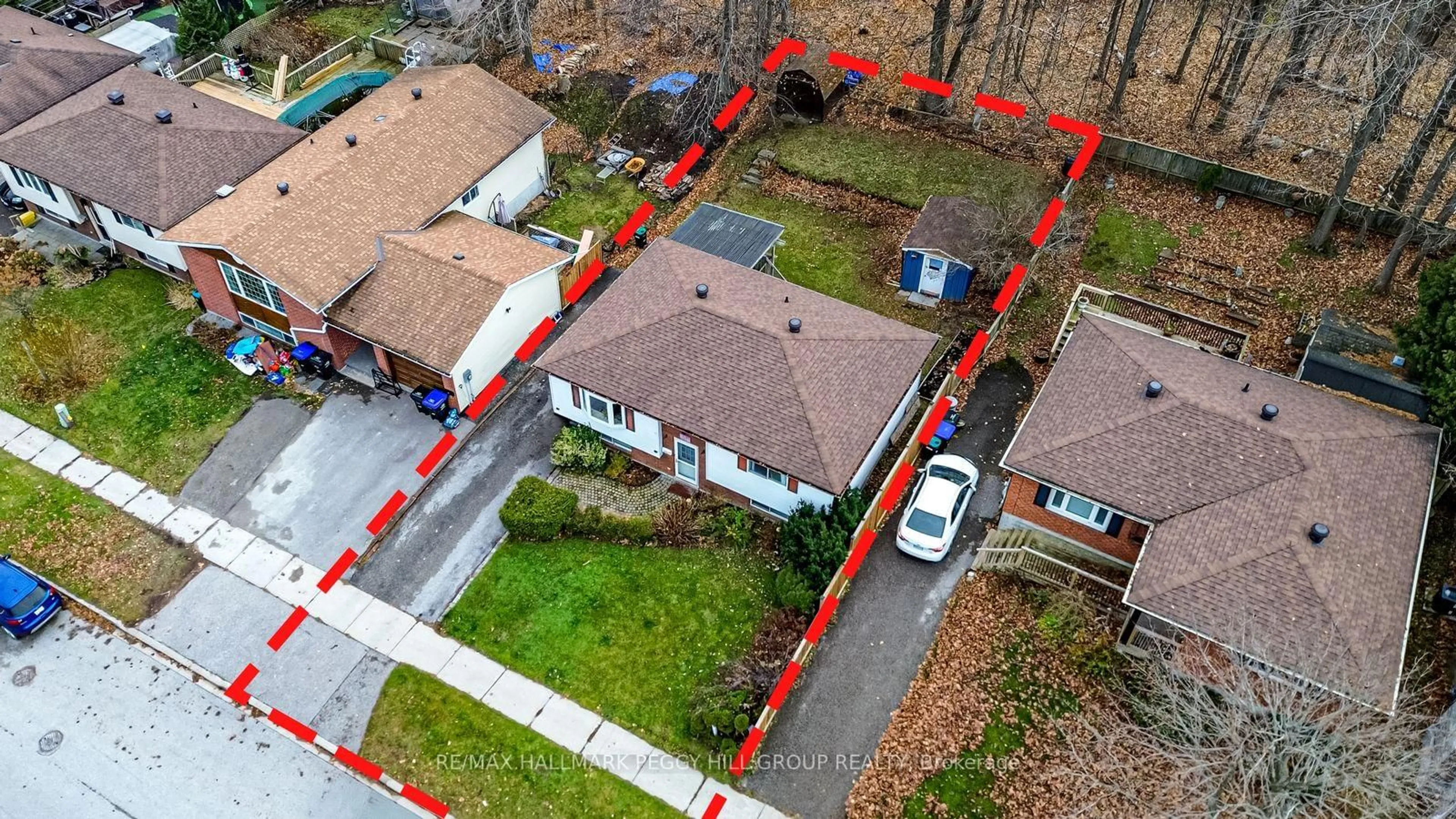 A pic from outside/outdoor area/front of a property/back of a property/a pic from drone, street for 858 Birchwood Dr, Midland Ontario L4R 4Y2