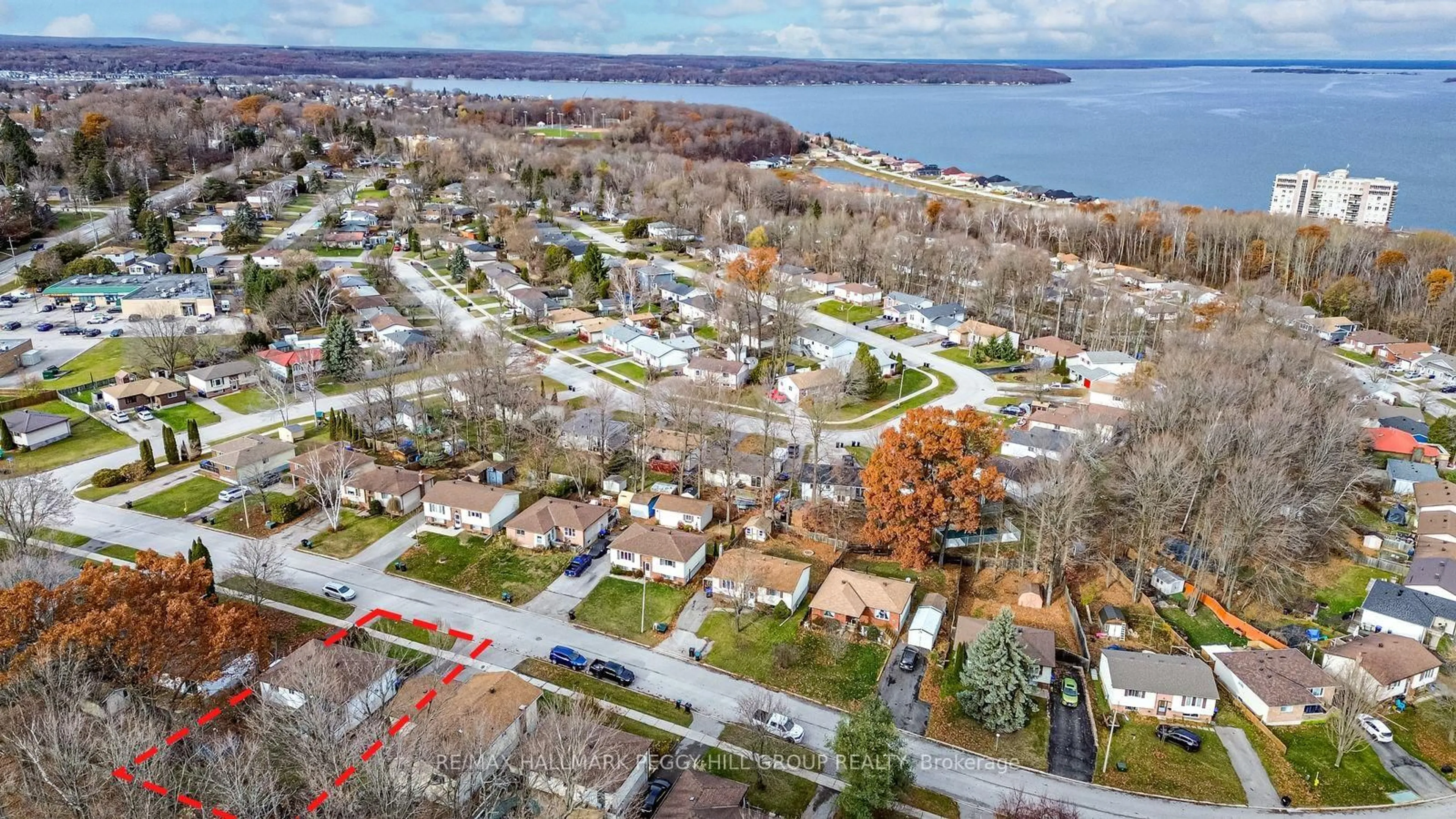 A pic from outside/outdoor area/front of a property/back of a property/a pic from drone, street for 858 Birchwood Dr, Midland Ontario L4R 4Y2