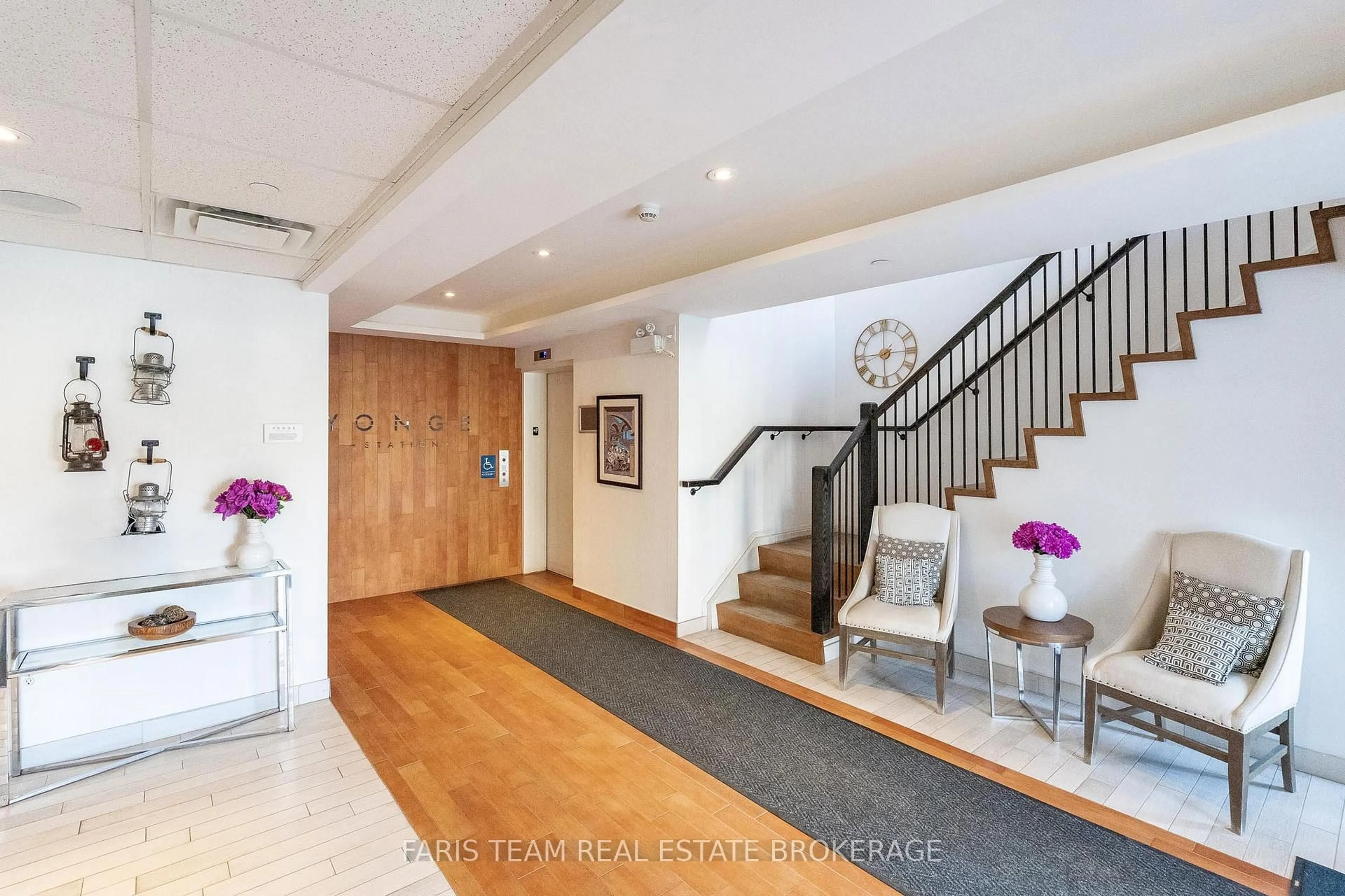 Indoor foyer for 100 Dean Ave #402, Barrie Ontario L9J 0H1