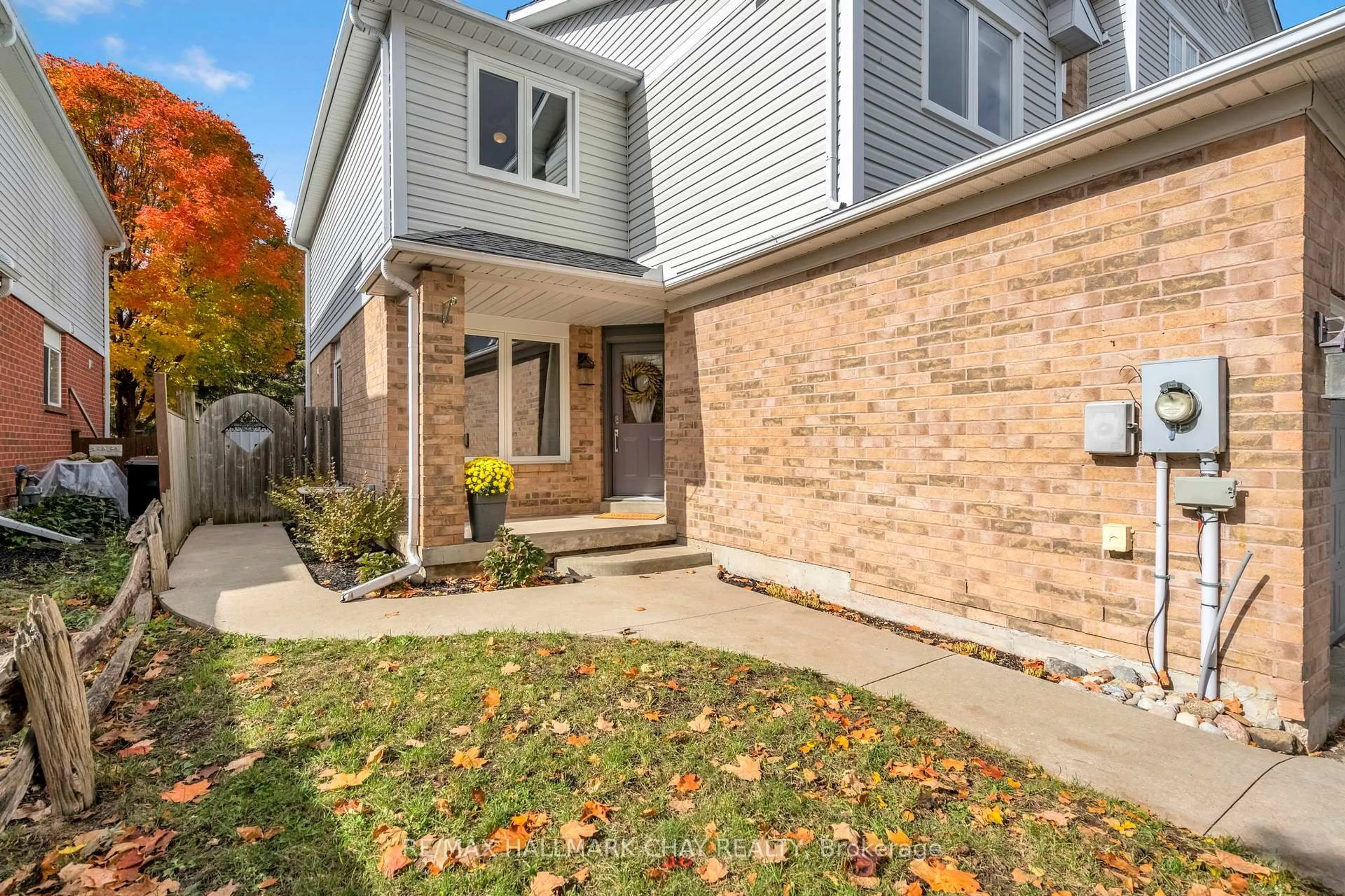 Home with brick exterior material, street for 104 Pickett Cres, Barrie Ontario L4N 8B9