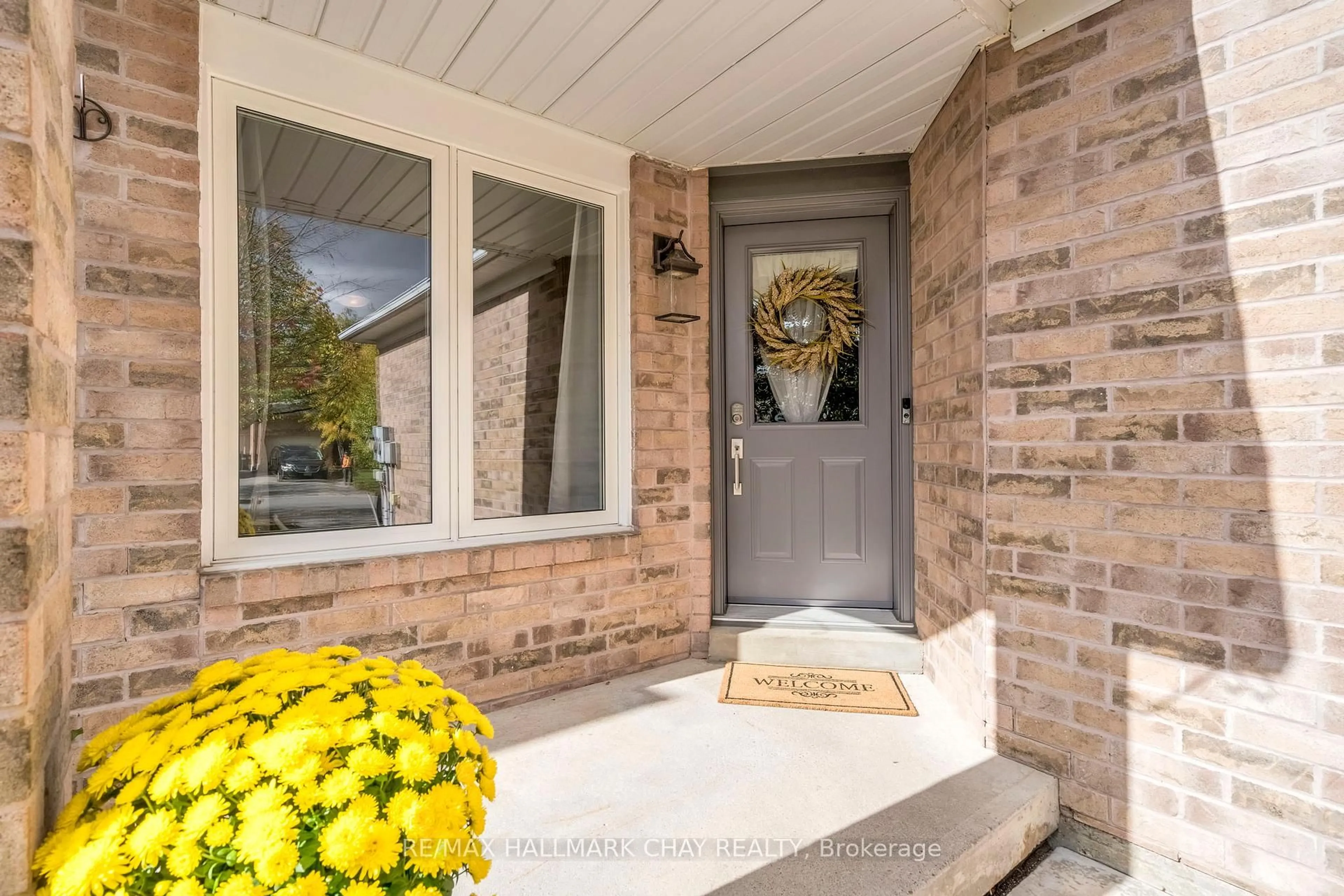 Indoor entryway for 104 Pickett Cres, Barrie Ontario L4N 8B9
