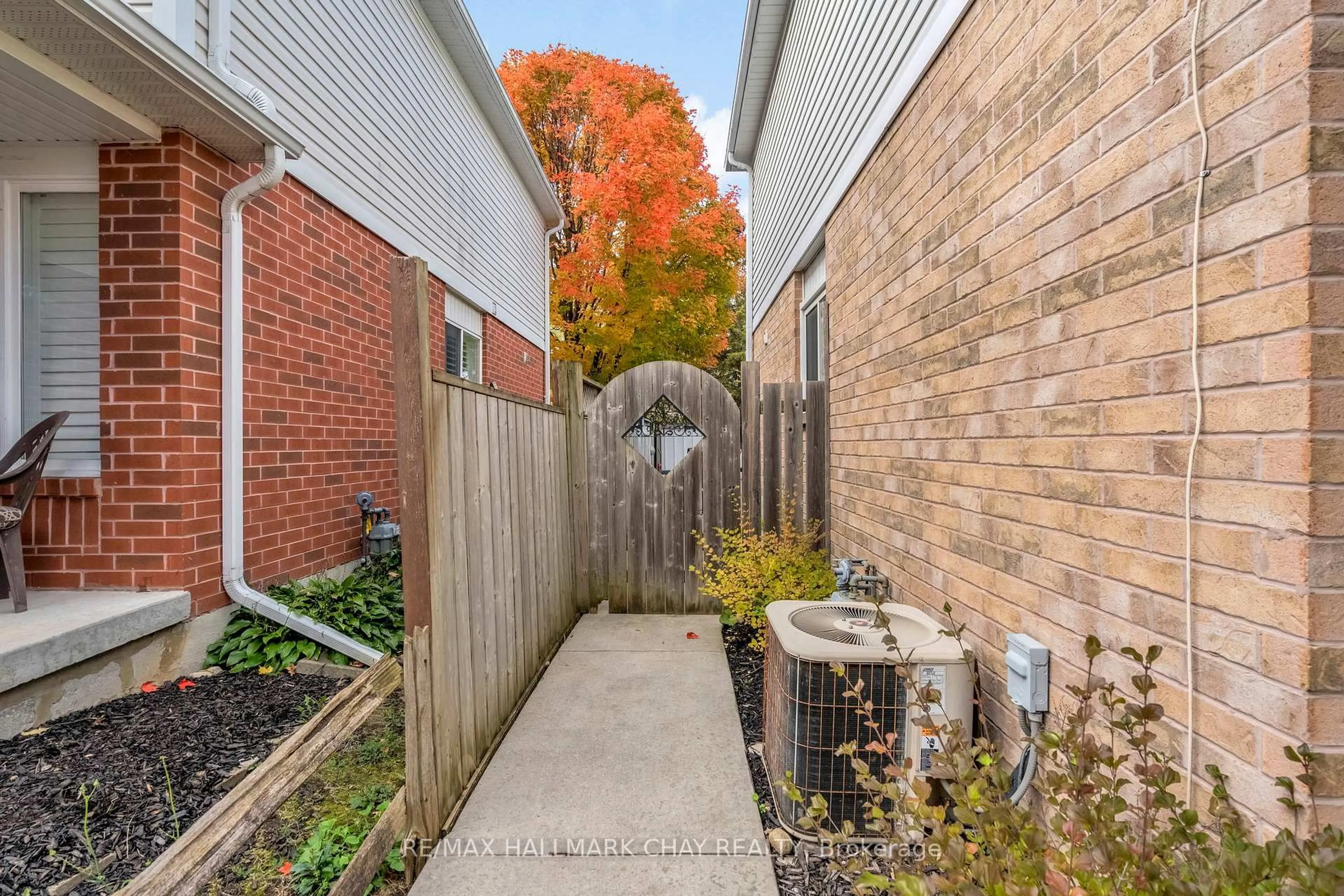 Patio, street for 104 Pickett Cres, Barrie Ontario L4N 8B9