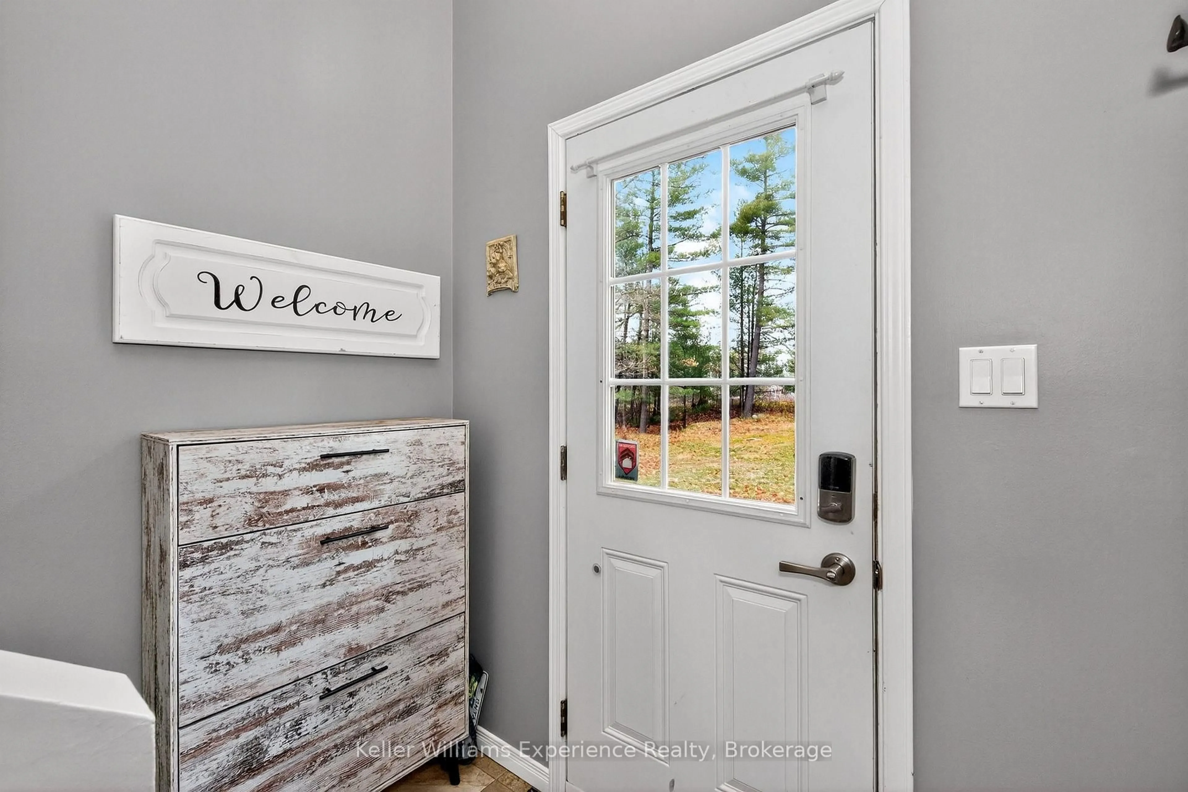 Indoor entryway for 2891 Brady Dr, Severn Ontario P0E 1N0