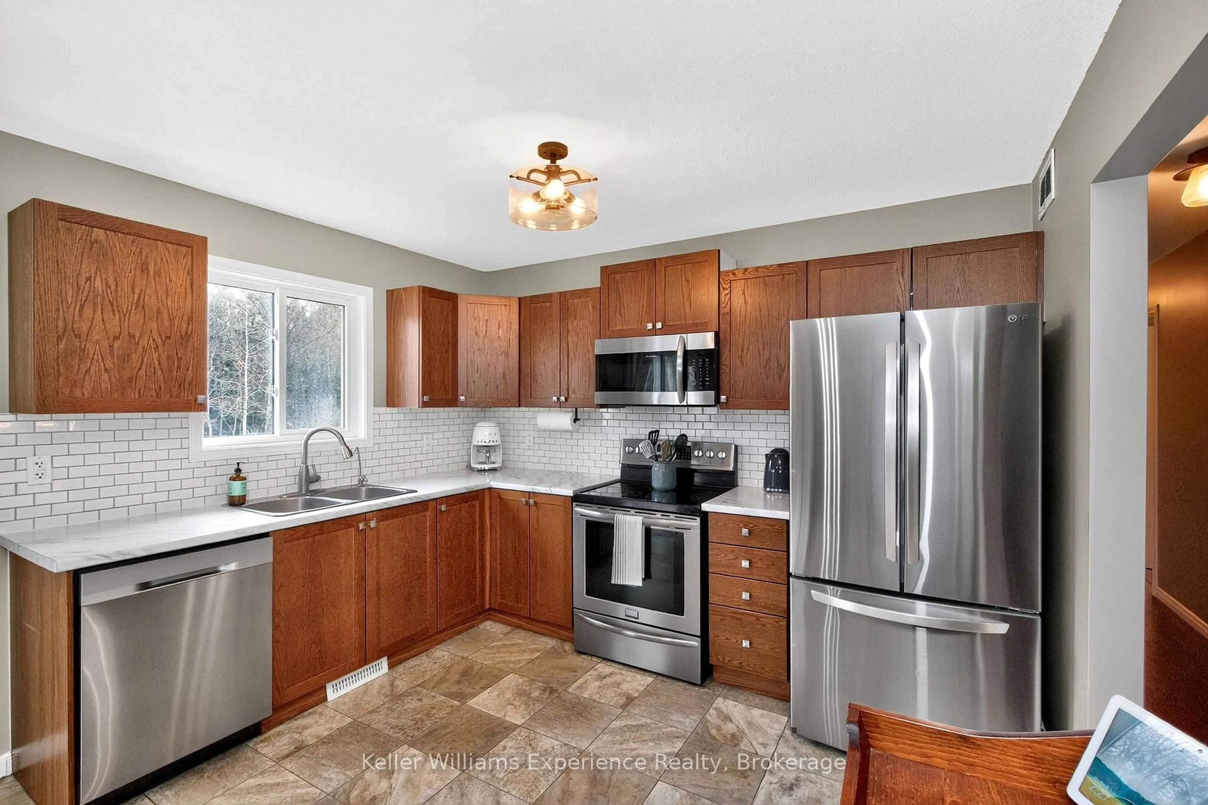 Open concept kitchen, ceramic/tile floor for 2891 Brady Dr, Severn Ontario P0E 1N0