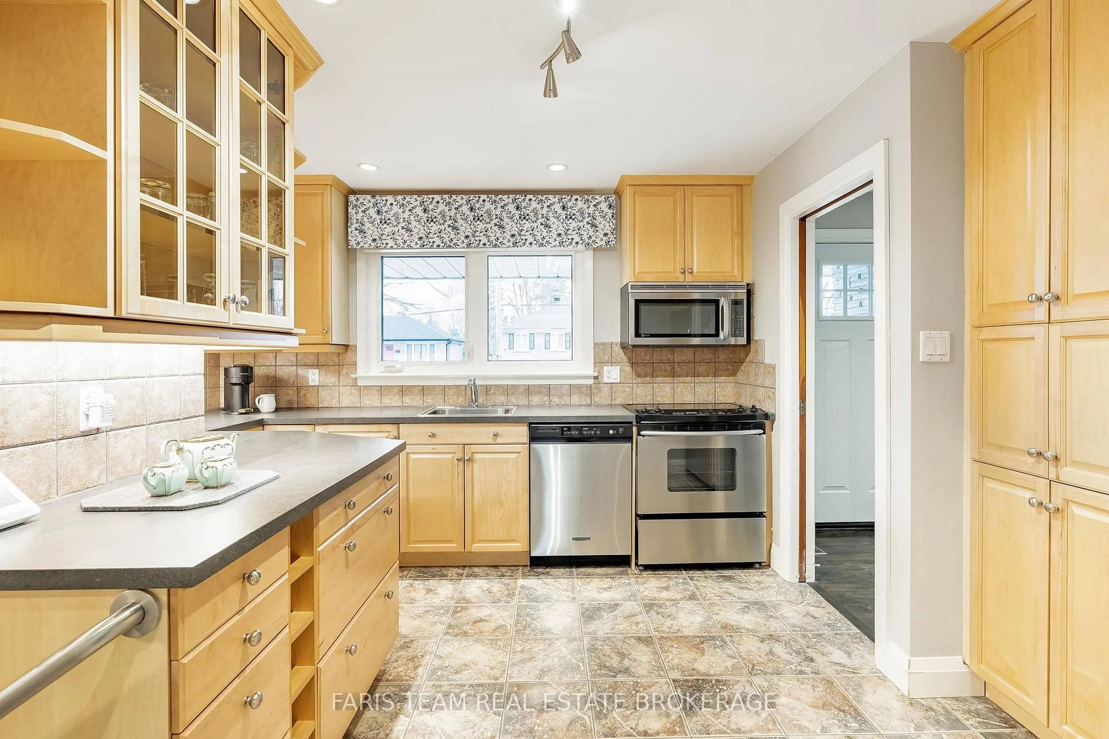 Unknown for 15 Davidson St, Barrie Ontario L4M 3R9