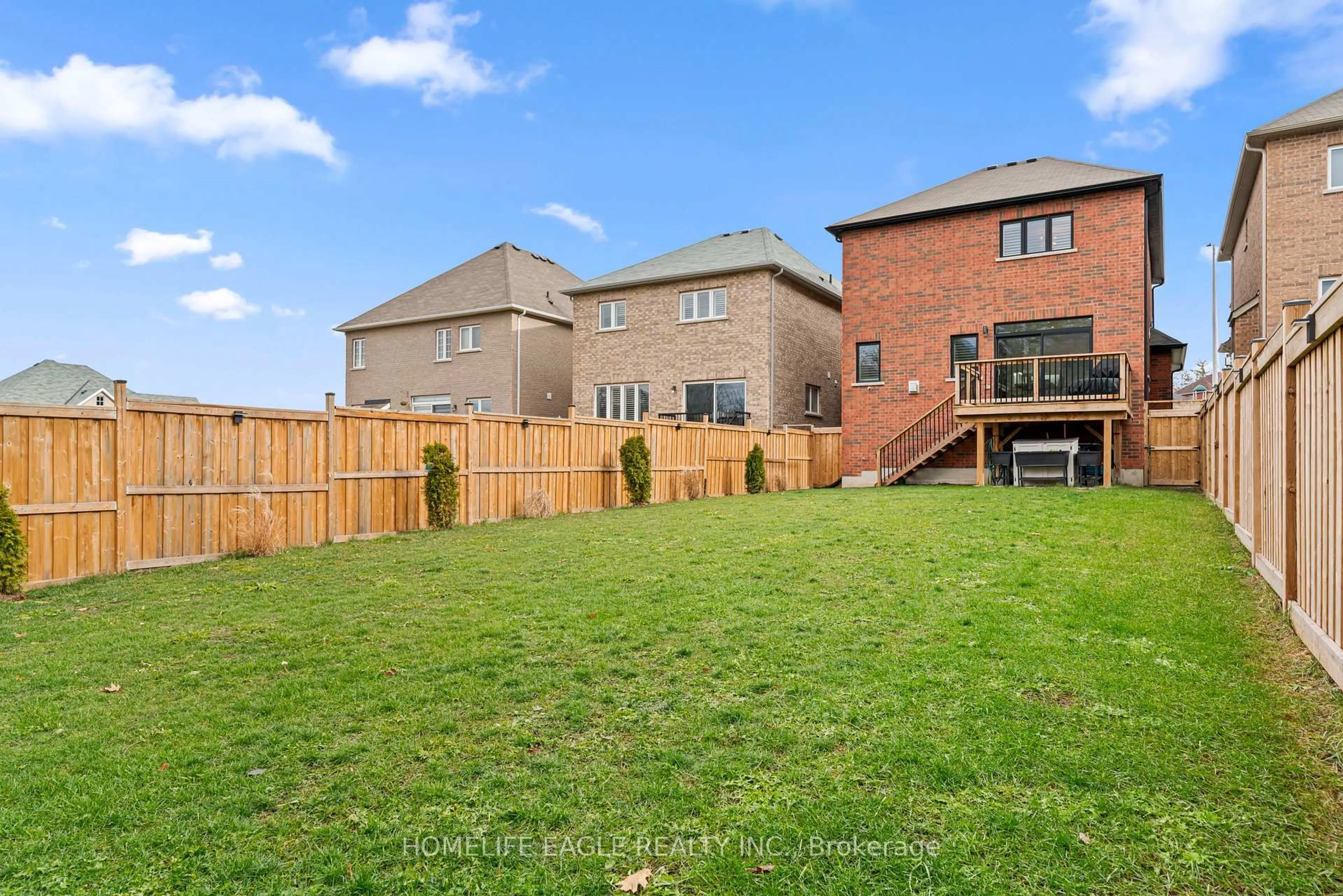 A pic from outside/outdoor area/front of a property/back of a property/a pic from drone, unknown for 5 Muirfield Dr, Barrie Ontario L4N 5E9