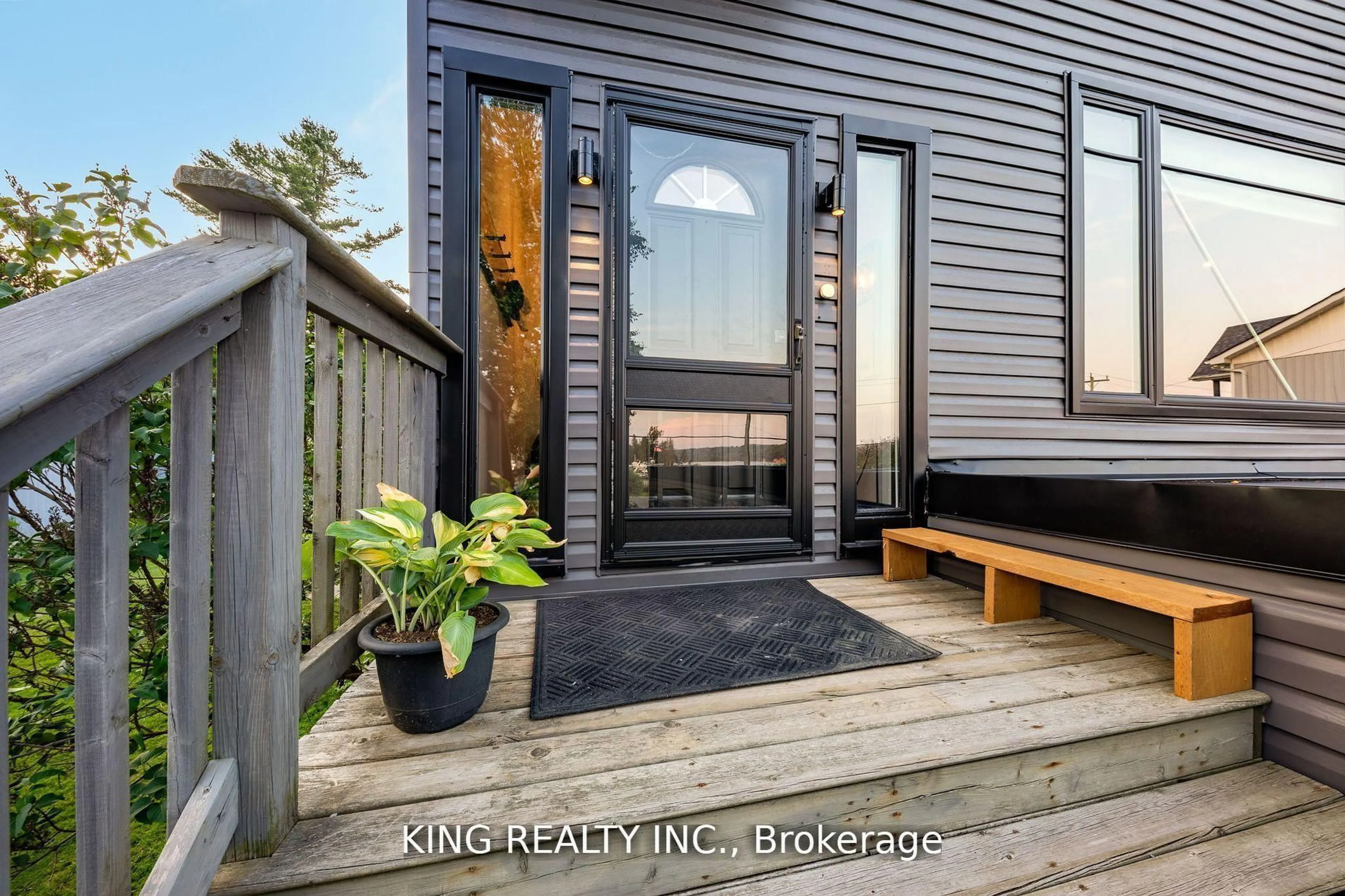 Indoor entryway for 602 CHAMPLAIN Rd, Tiny Ontario L9M 0C2