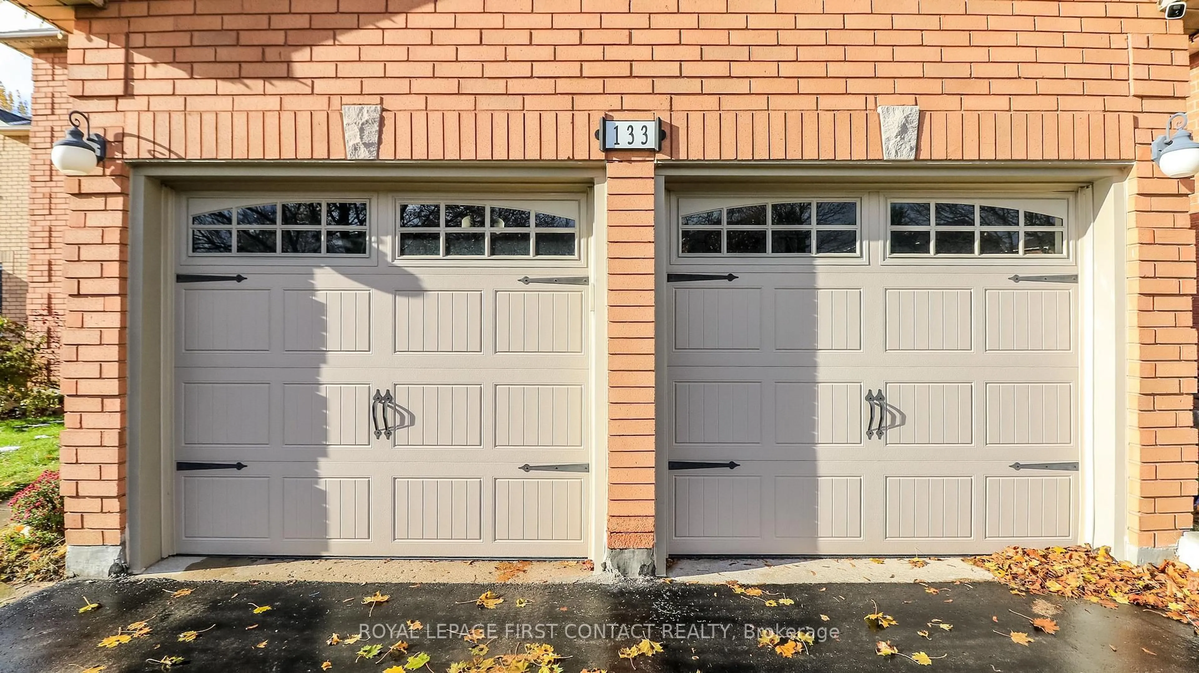 Indoor garage for 133 Brown St, Barrie Ontario L4N 7V7