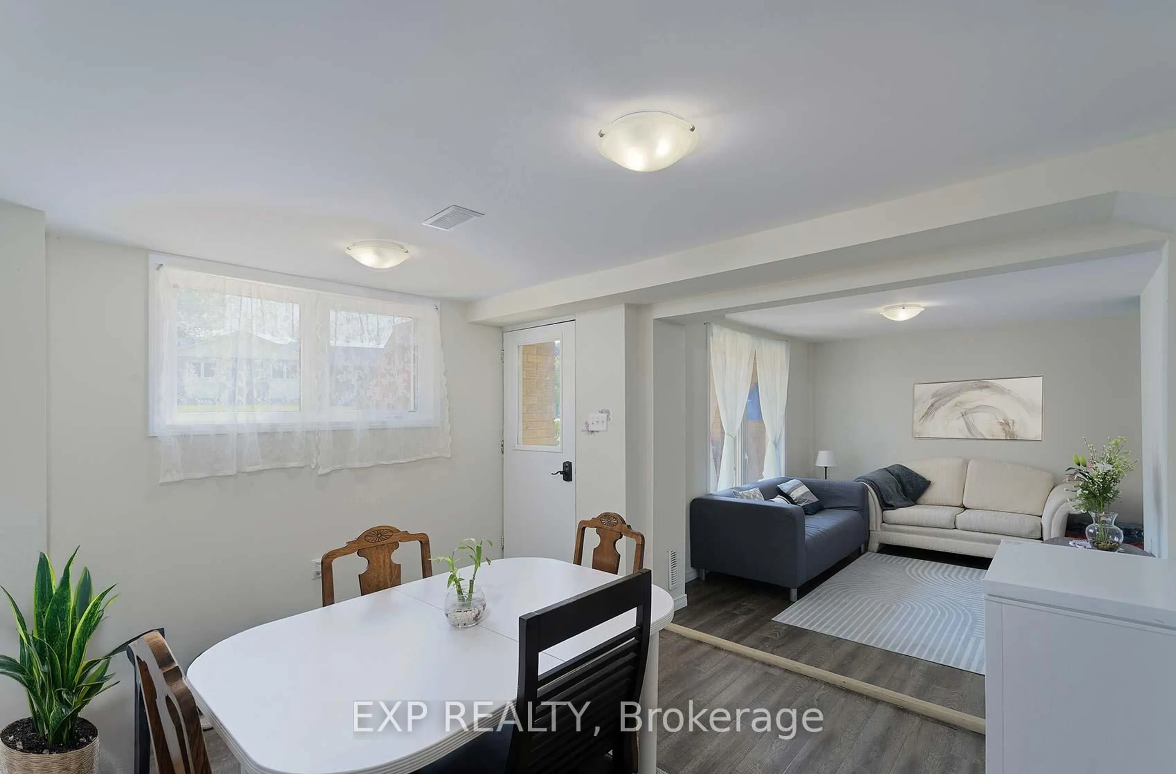 A pic of a room for 2 Roslyn Rd, Barrie Ontario L4M 2X6