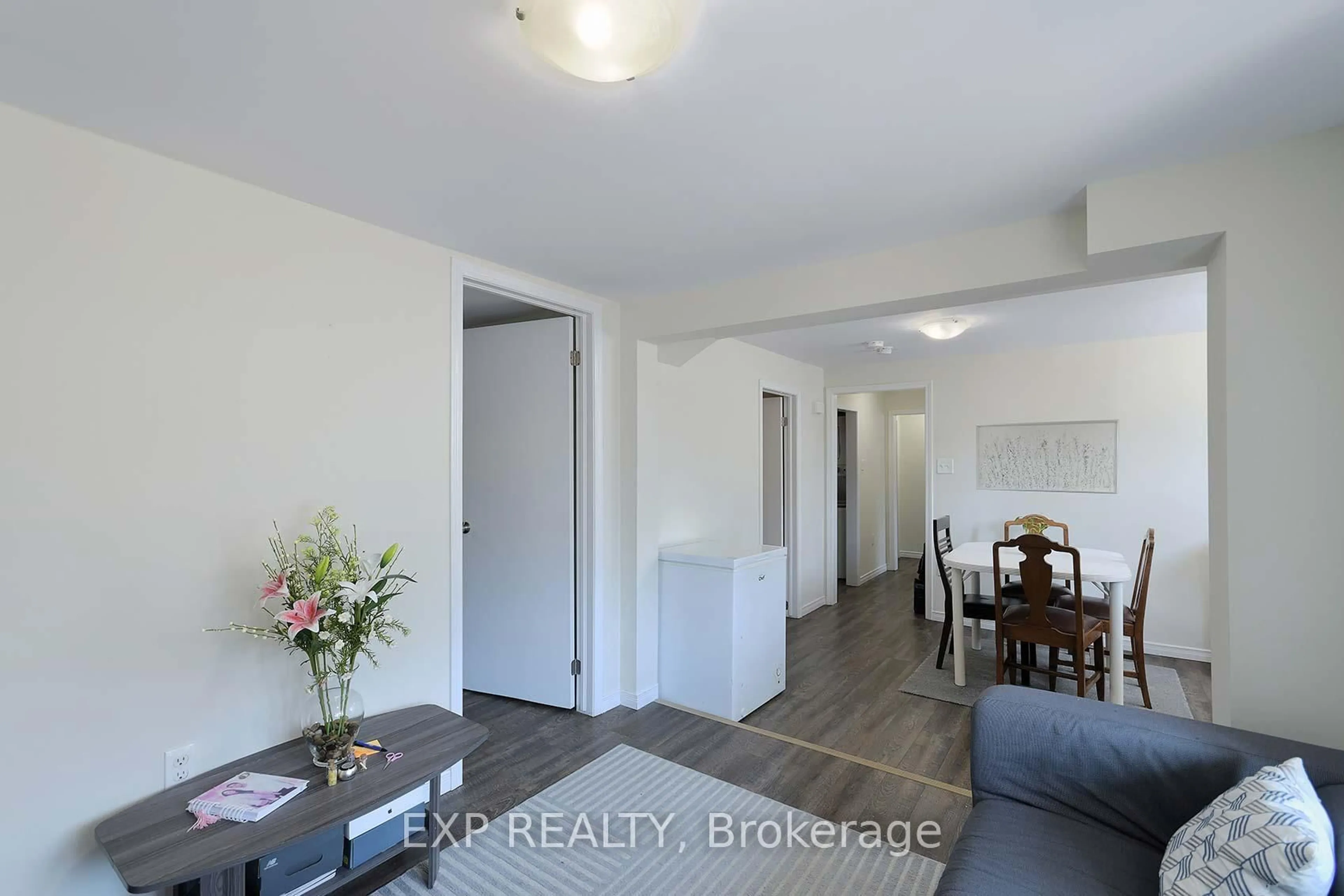 A pic of a room for 2 Roslyn Rd, Barrie Ontario L4M 2X6