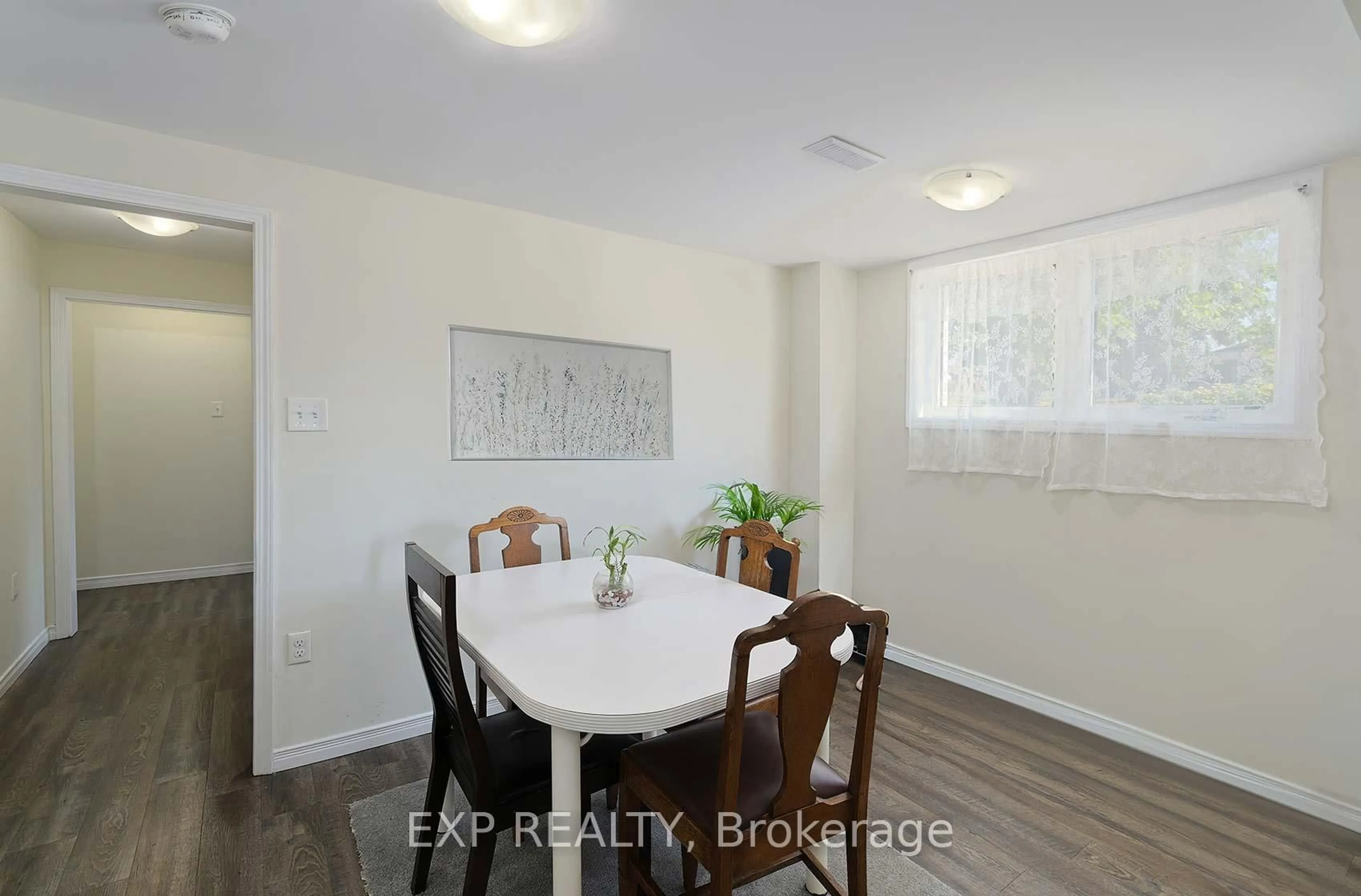 A pic of a room for 2 Roslyn Rd, Barrie Ontario L4M 2X6