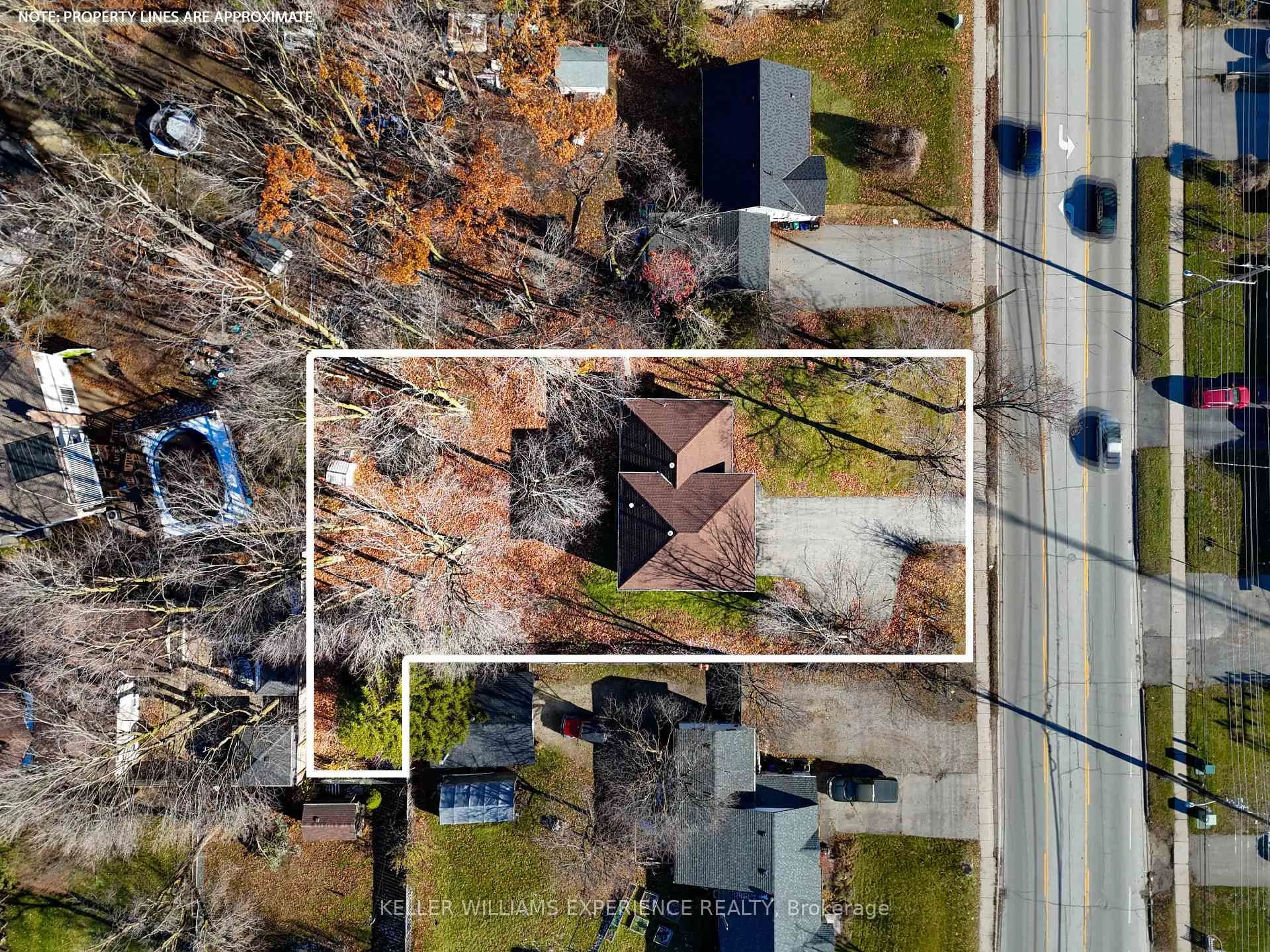 A pic from outside/outdoor area/front of a property/back of a property/a pic from drone, street for 48 Cundles Rd, Barrie Ontario L4M 2Z7