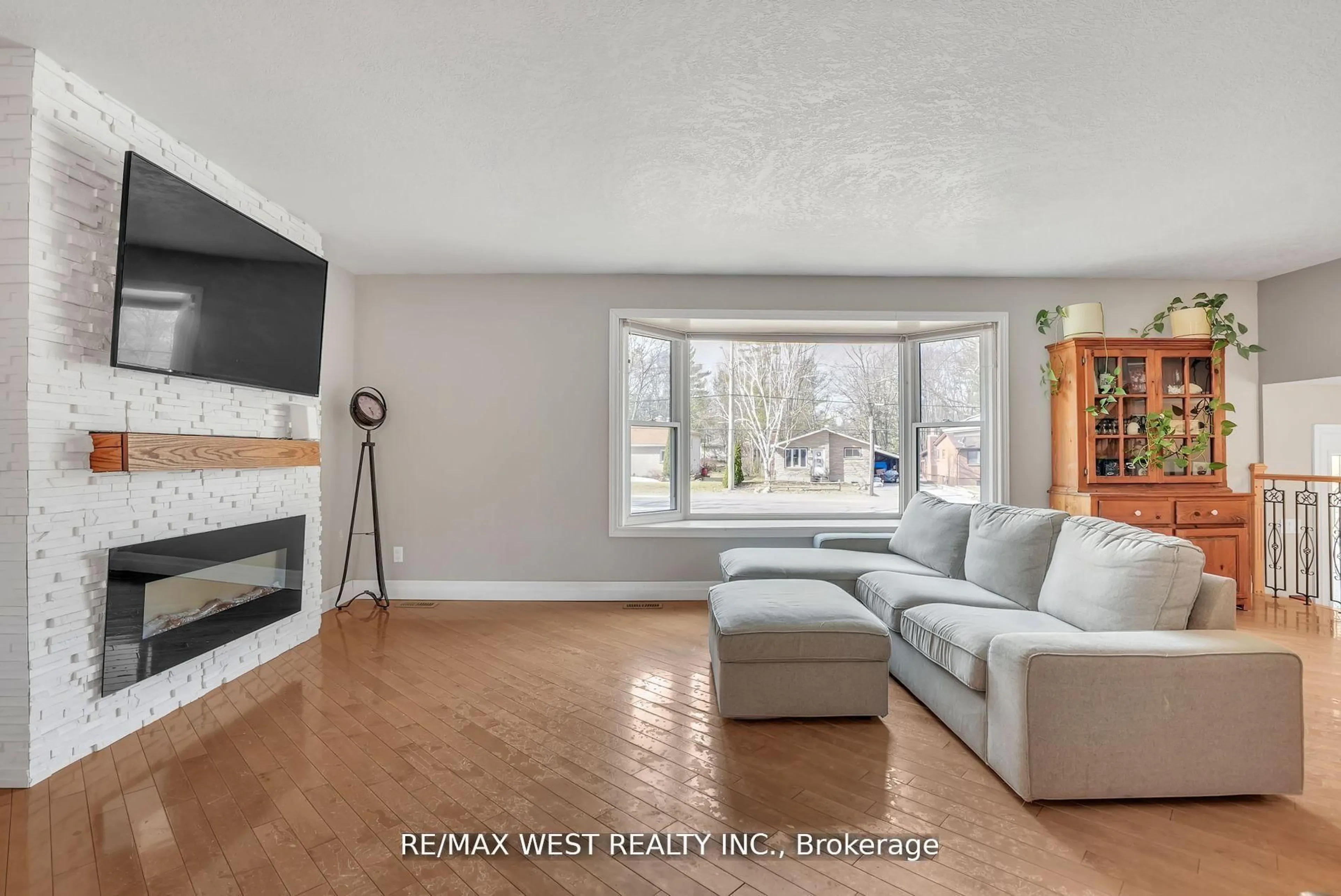 Living room with furniture, wood/laminate floor for 279 Sunnidale Rd, Wasaga Beach Ontario L9Z 2T4