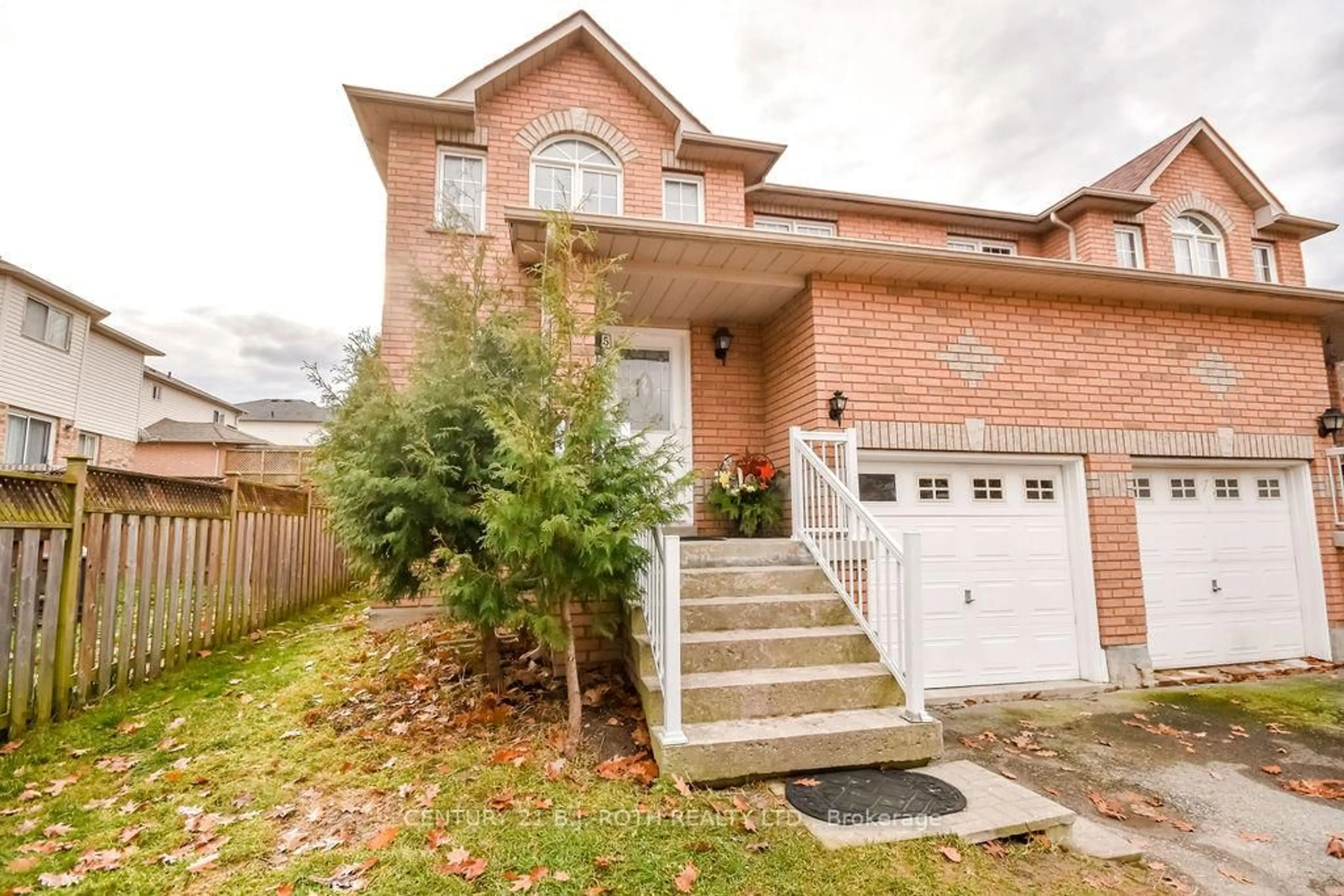 Home with brick exterior material, street for 5 Peter St, Barrie Ontario L4N 5R2