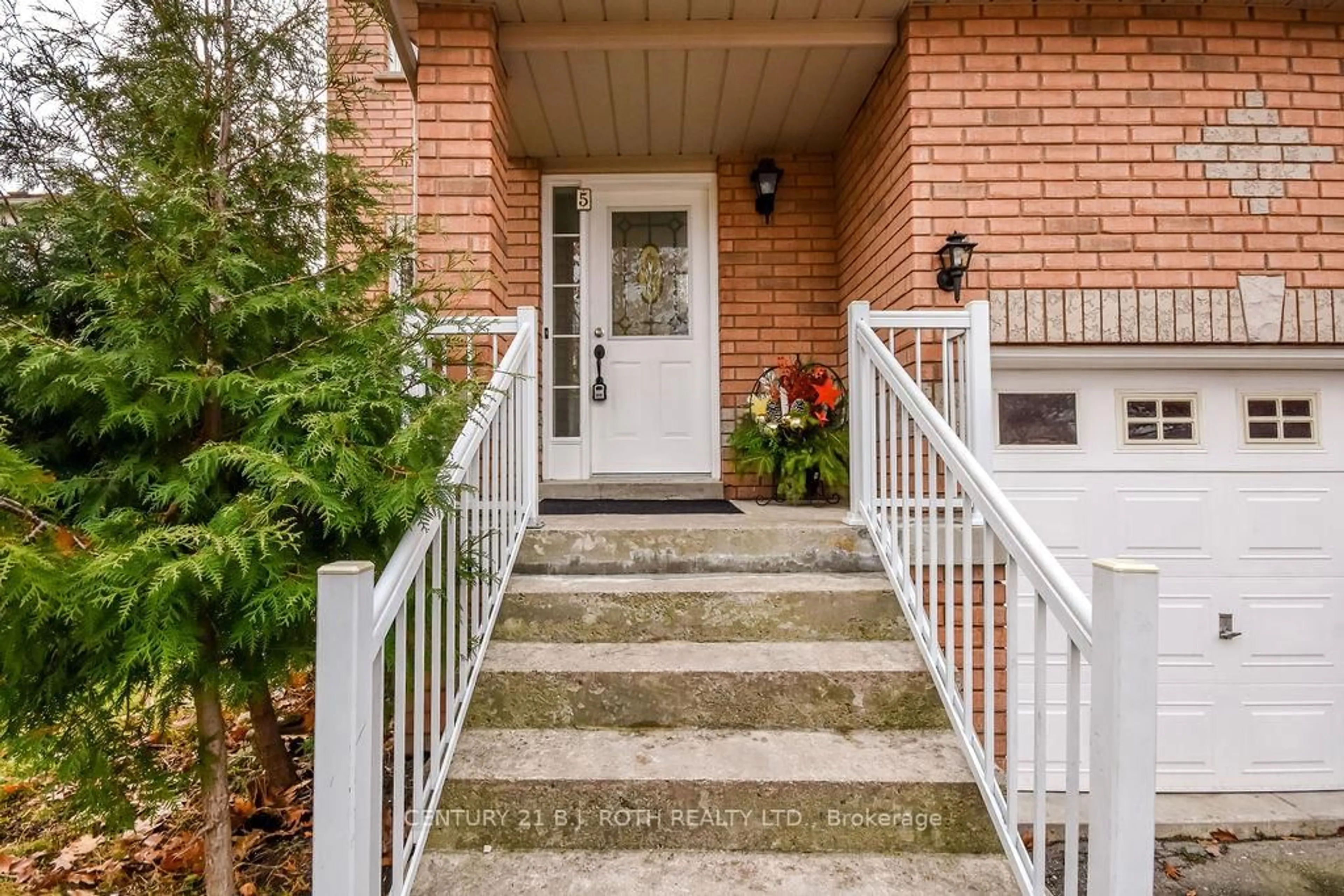 Indoor entryway for 5 Peter St, Barrie Ontario L4N 5R2