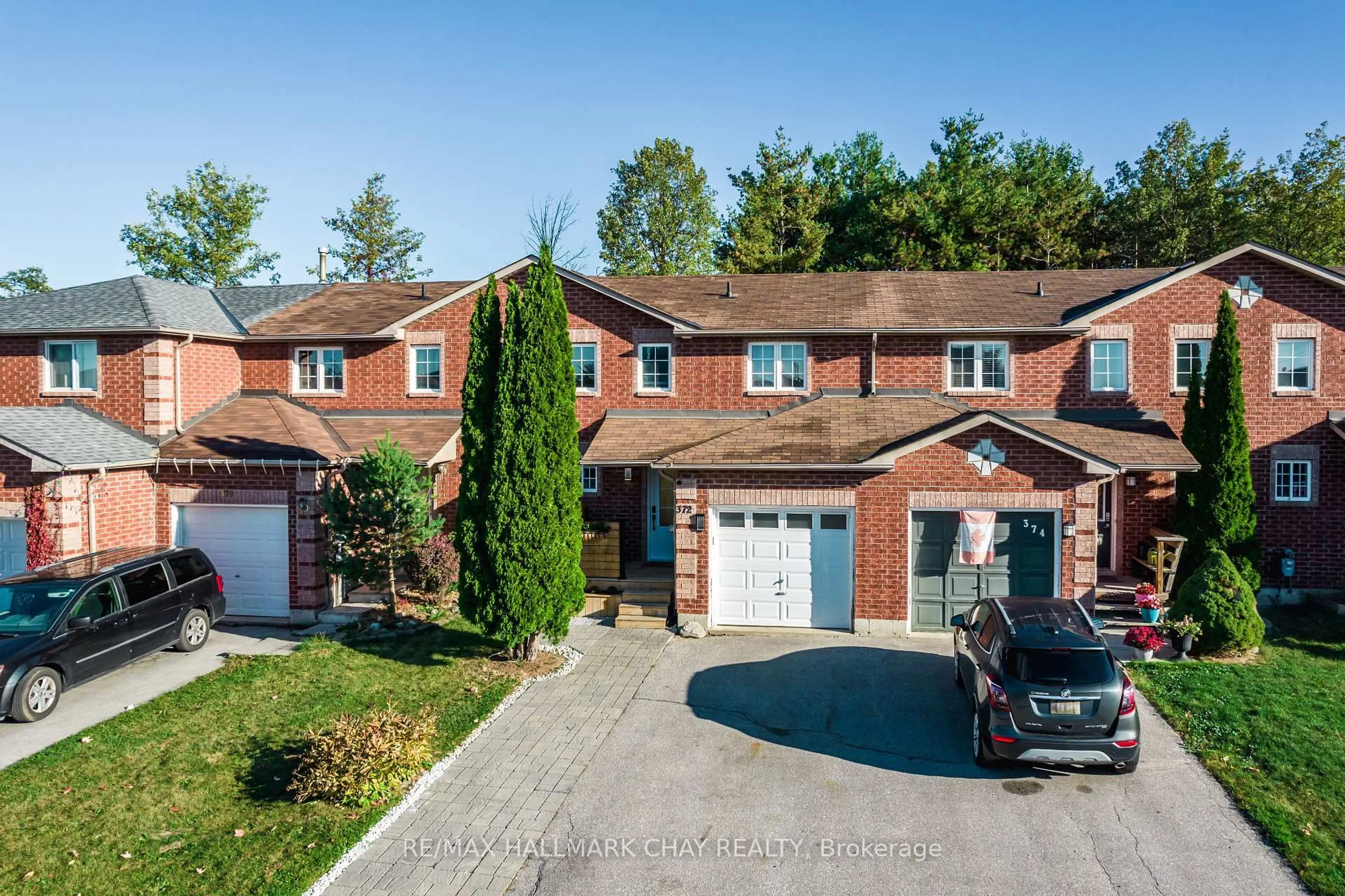 A pic from outside/outdoor area/front of a property/back of a property/a pic from drone, street for 372 Dunsmore Lane, Barrie Ontario L4M 7B1