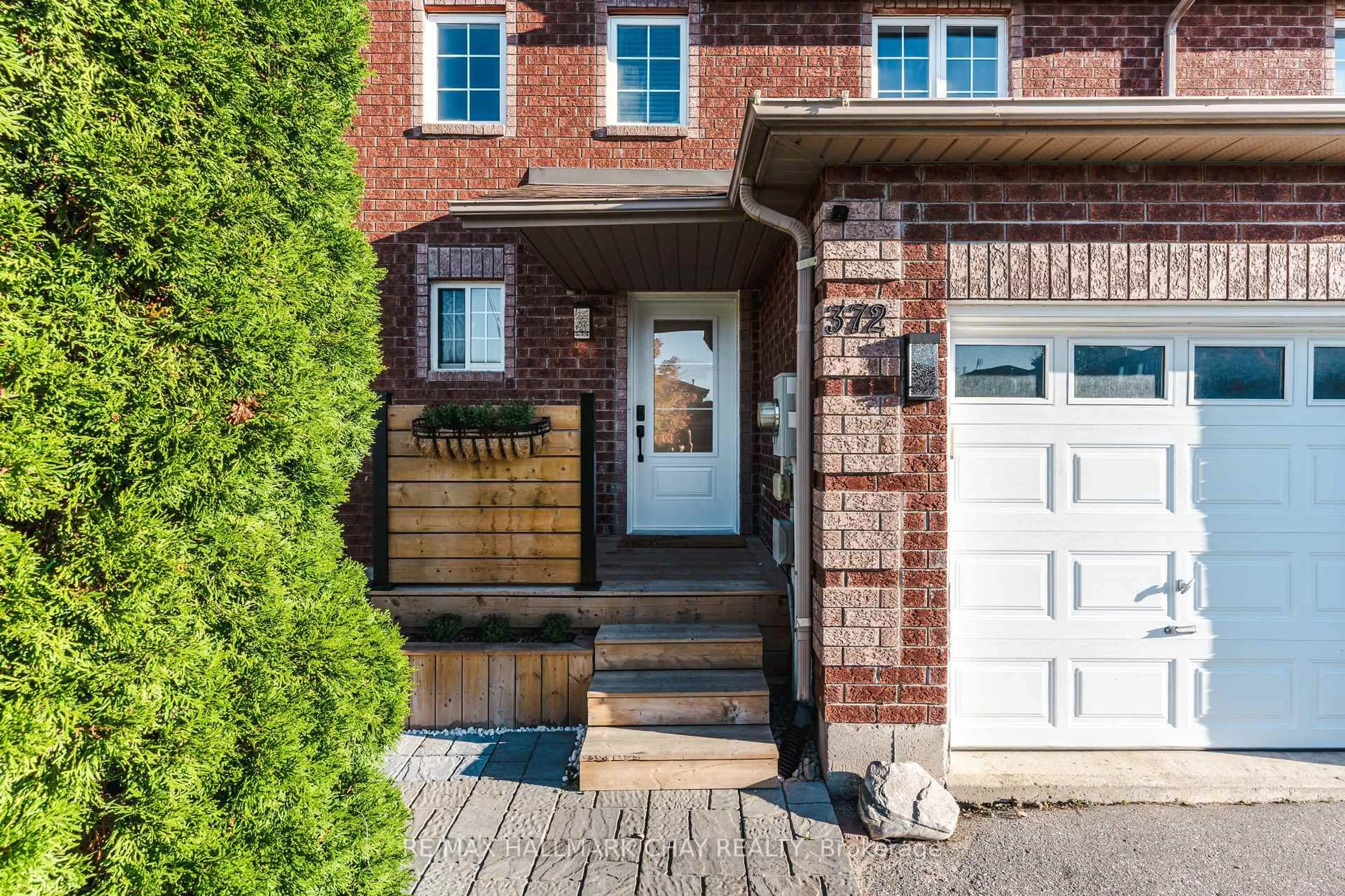 Home with brick exterior material, street for 372 Dunsmore Lane, Barrie Ontario L4M 7B1