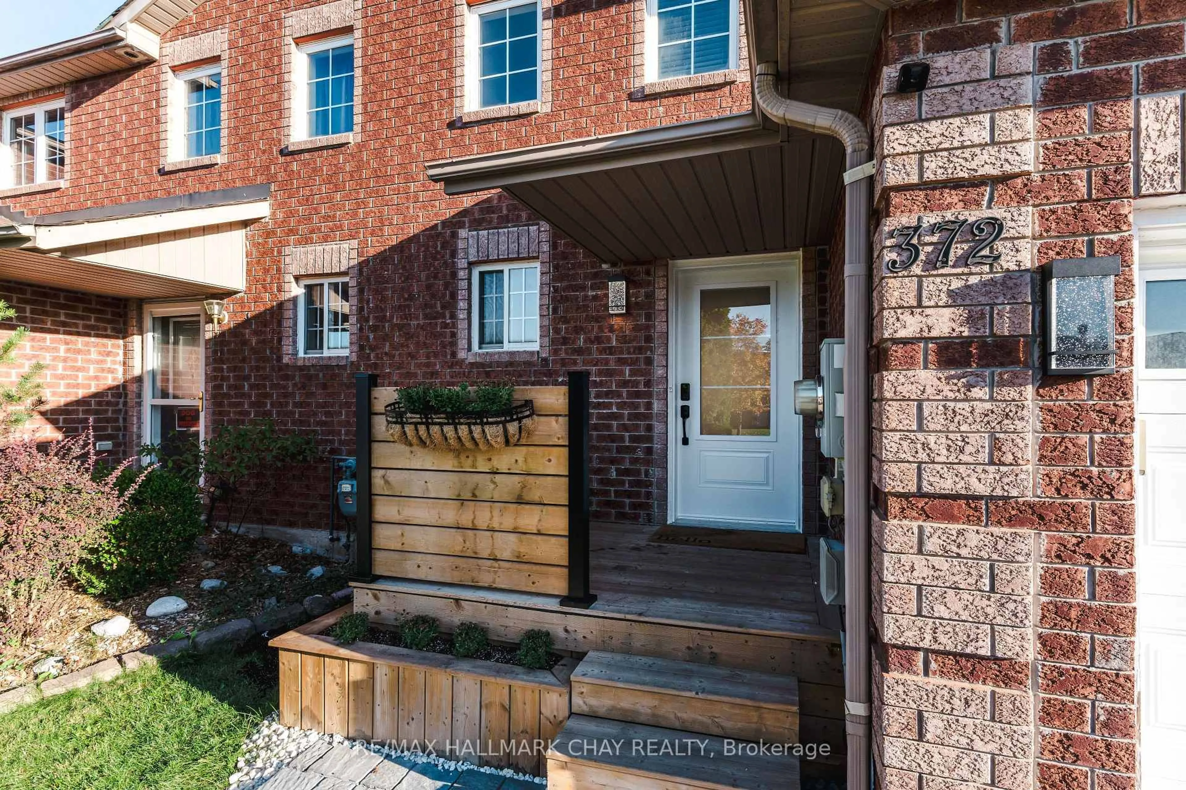 Home with brick exterior material, street for 372 Dunsmore Lane, Barrie Ontario L4M 7B1