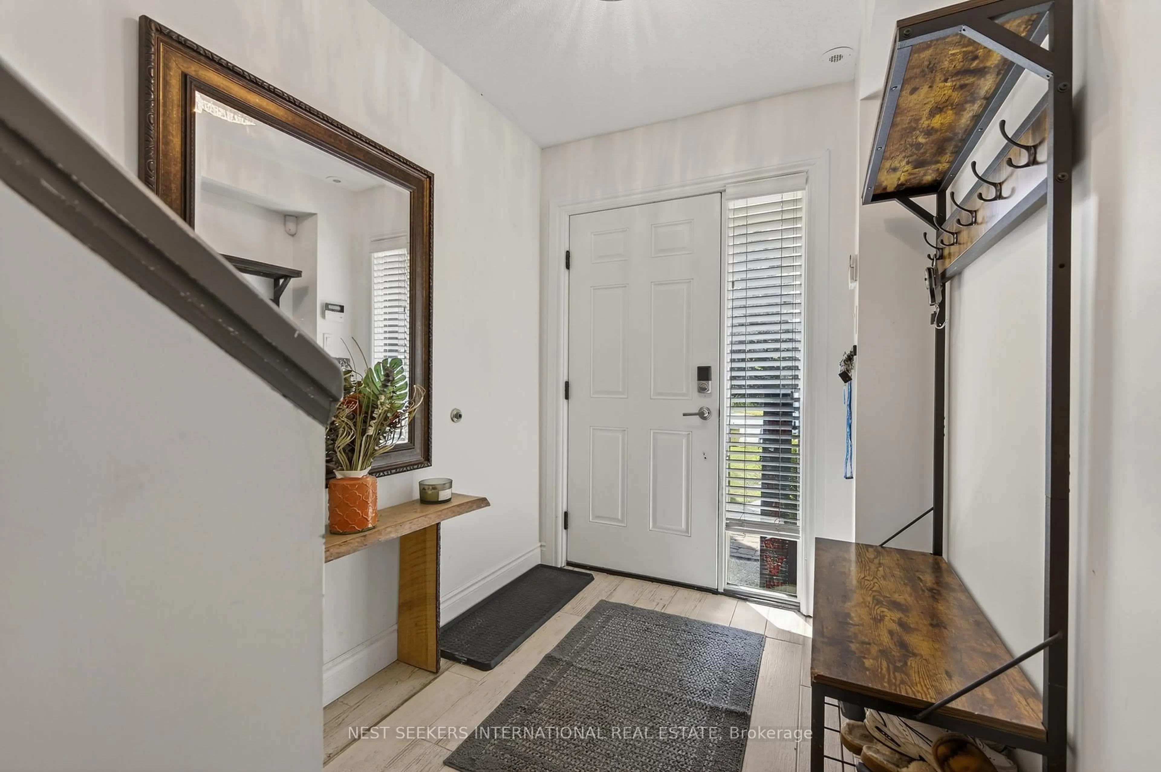 Indoor entryway for 5 Harbour St #27, Collingwood Ontario L9Y 5C5