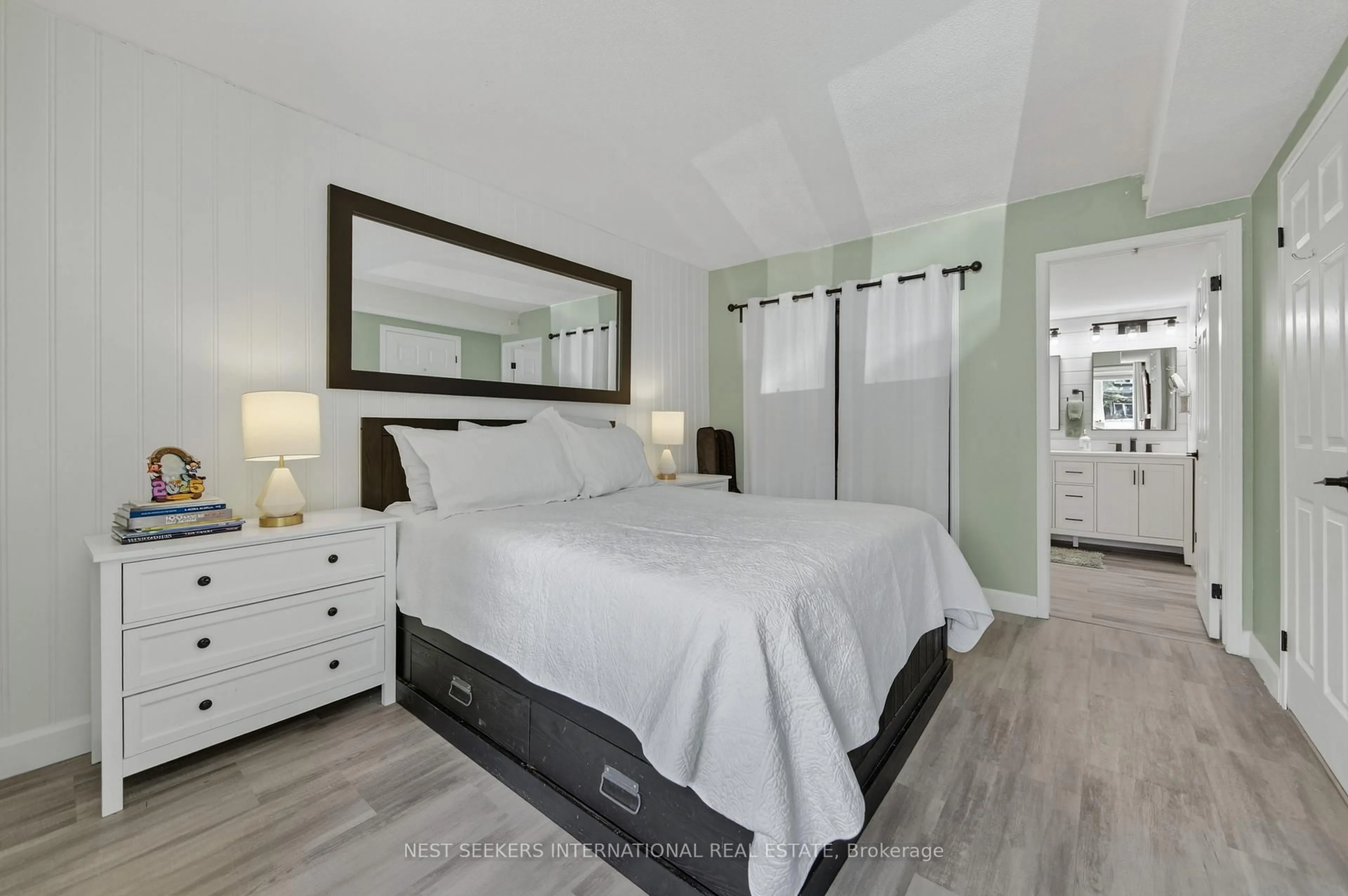 Bedroom with bed, unknown for 5 Harbour St #27, Collingwood Ontario L9Y 5C5