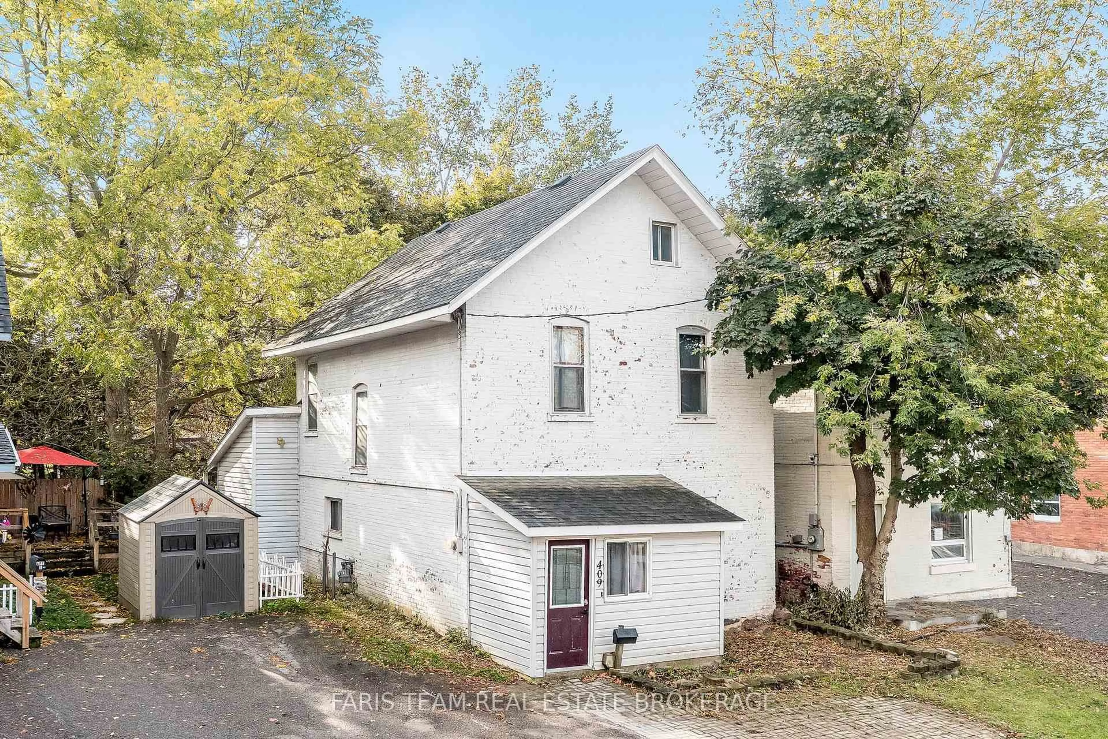 A pic from outside/outdoor area/front of a property/back of a property/a pic from drone, building for 409 Dominion Ave, Midland Ontario L4R 1P2