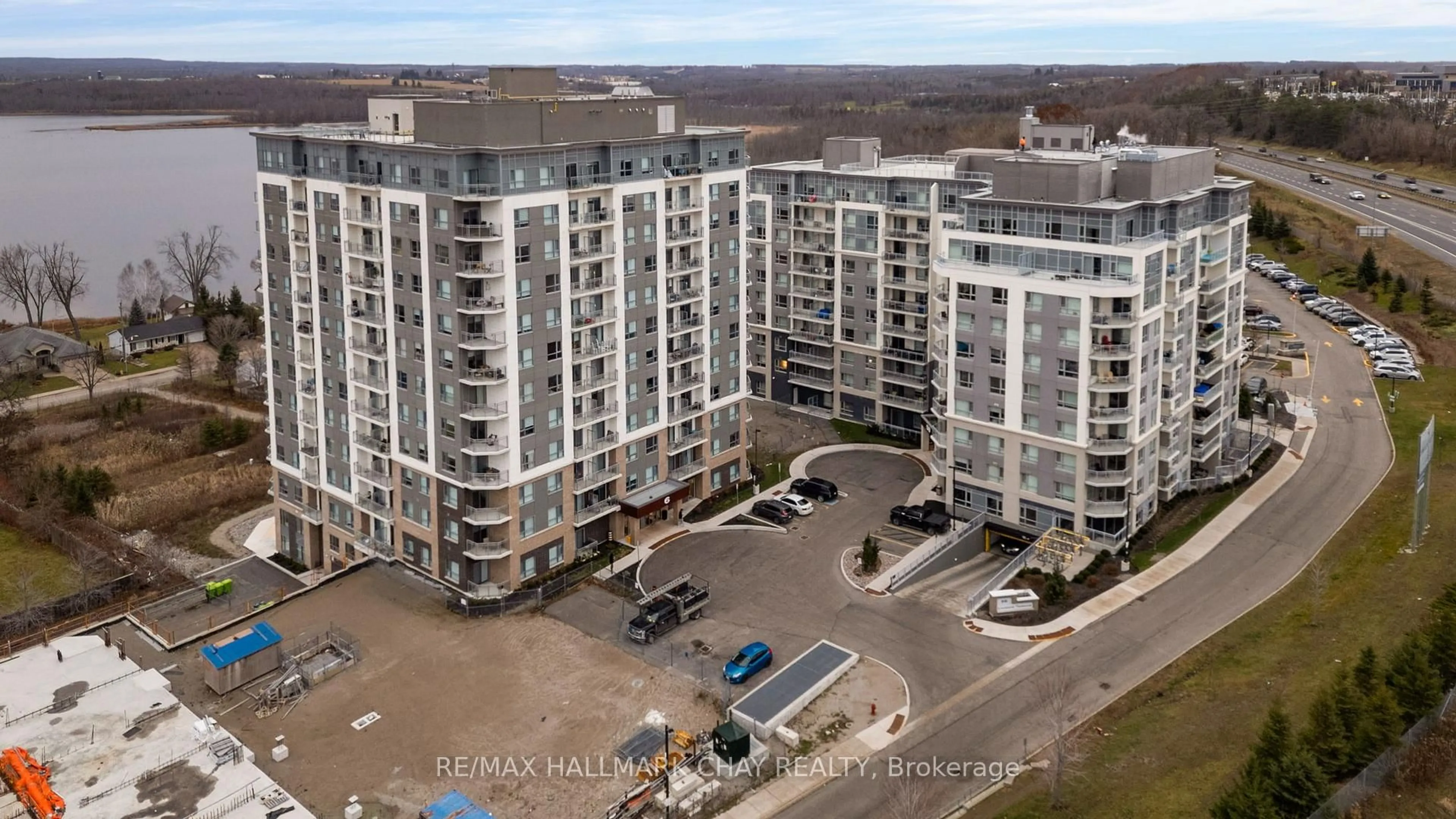 A pic from outside/outdoor area/front of a property/back of a property/a pic from drone, unknown for 58 Lakeside Terr #1105, Barrie Ontario L4N 9S2