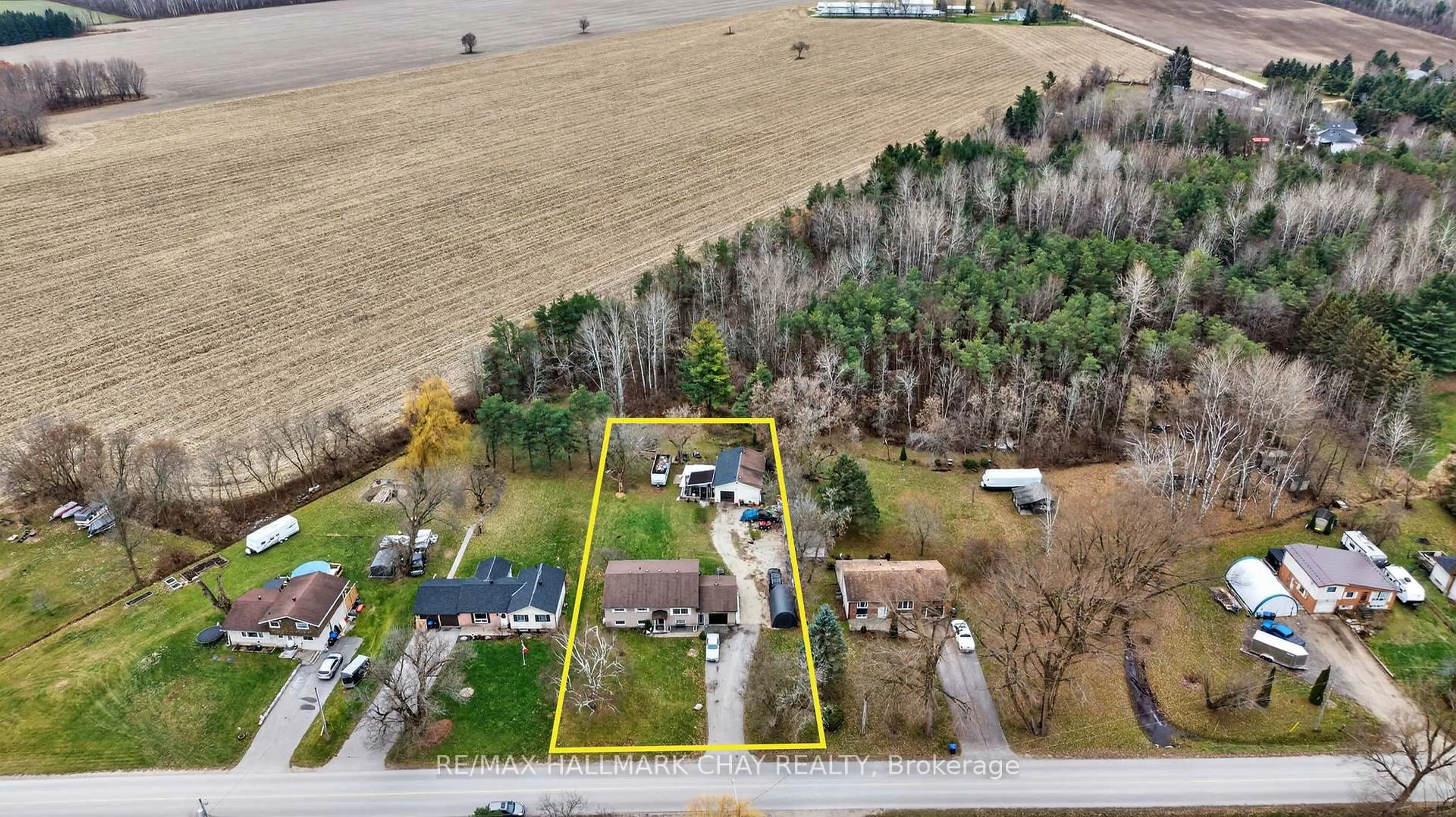 A pic from outside/outdoor area/front of a property/back of a property/a pic from drone, building for 120 Switzer St, Clearview Ontario L0M 1N0
