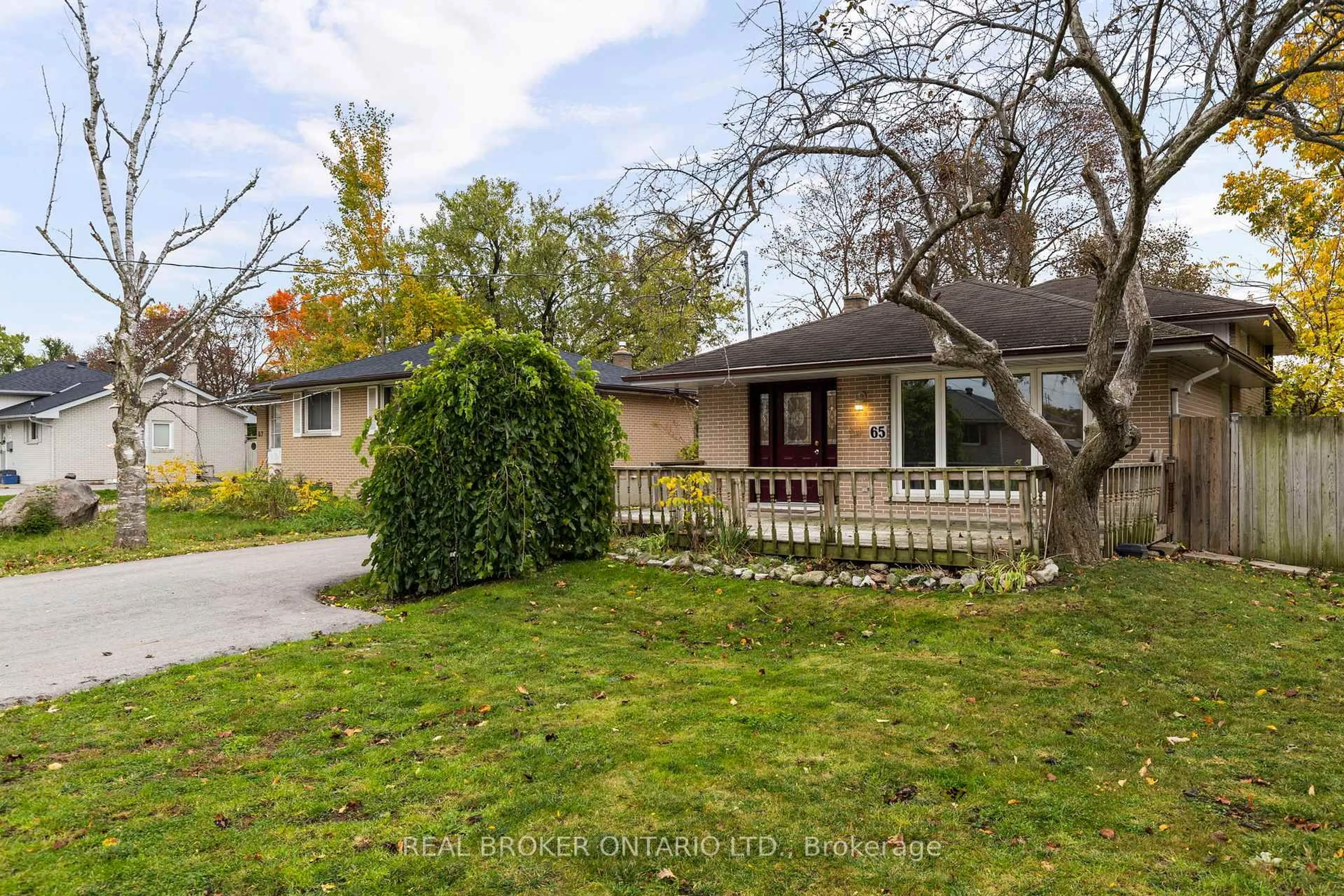 A pic from outside/outdoor area/front of a property/back of a property/a pic from drone, street for 65 Ottaway Ave, Barrie Ontario L4M 2X1