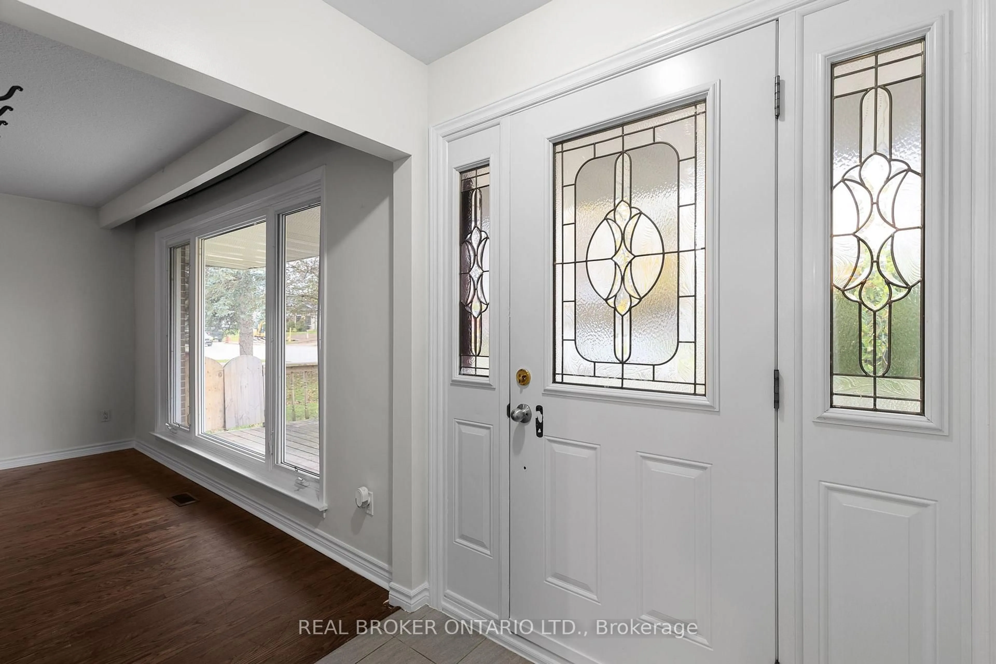Indoor entryway for 65 Ottaway Ave, Barrie Ontario L4M 2X1