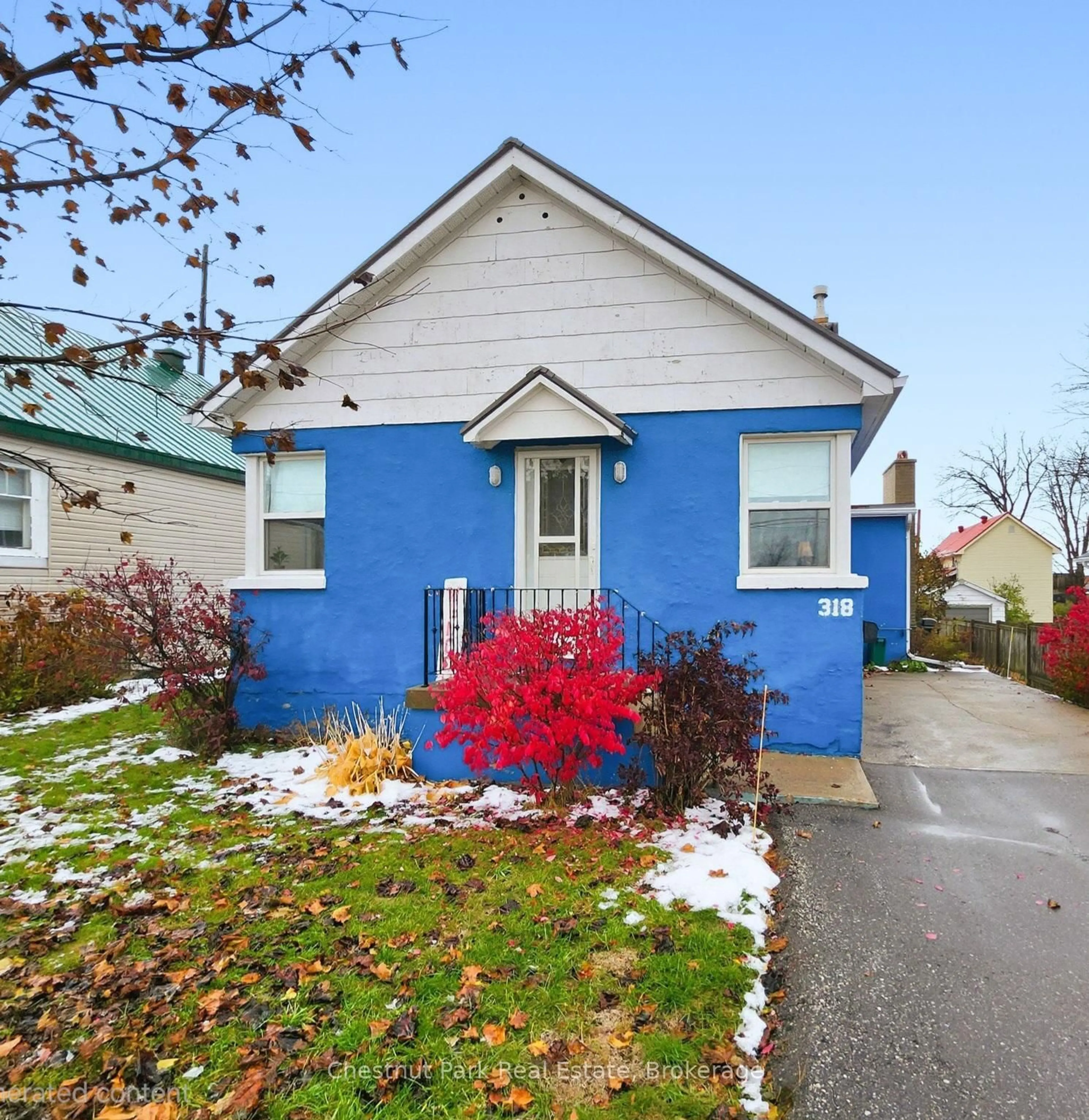 Home with vinyl exterior material, street for 318 West St, Orillia Ontario L3V 5E2