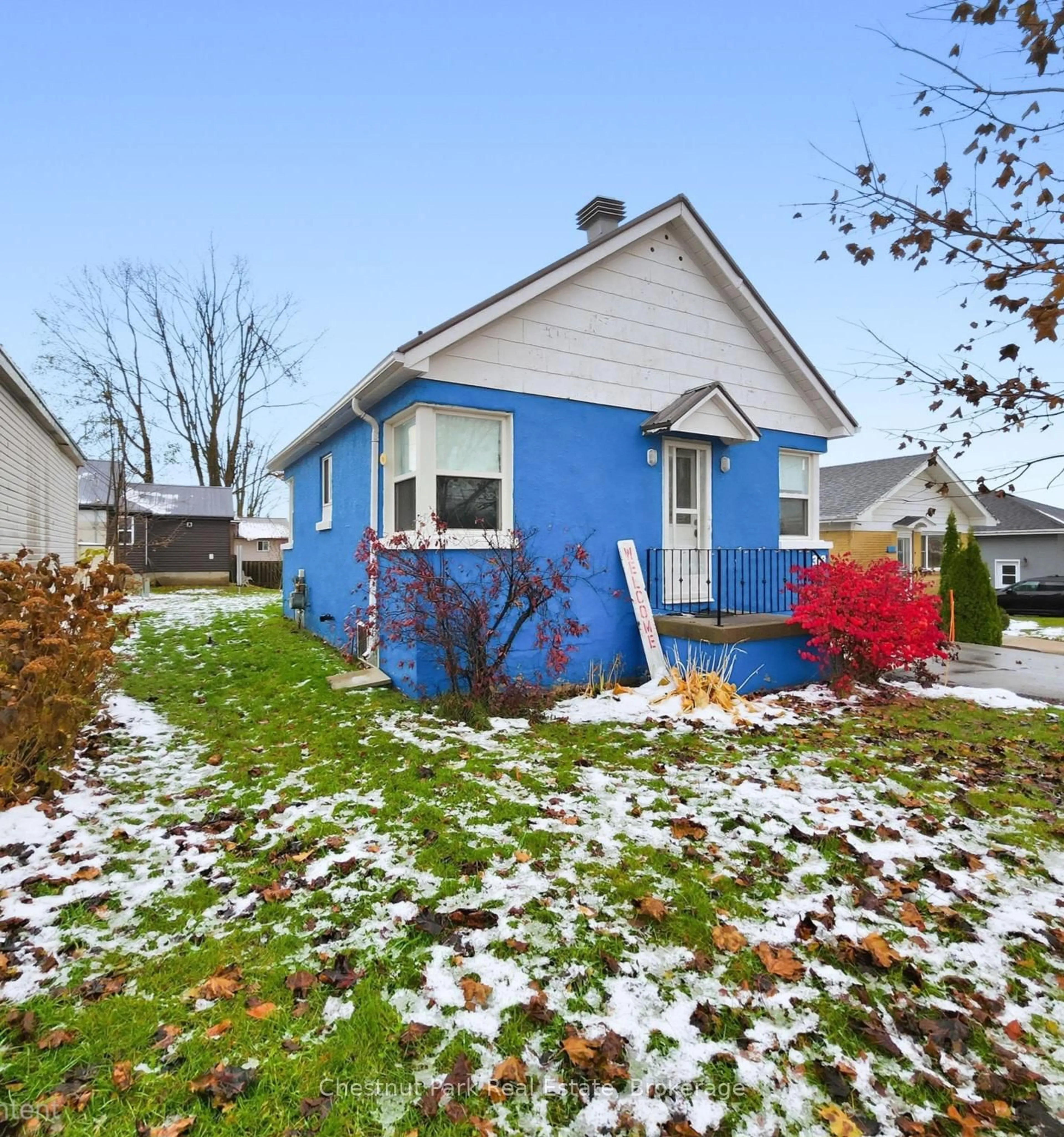 Home with vinyl exterior material, street for 318 West St, Orillia Ontario L3V 5E2