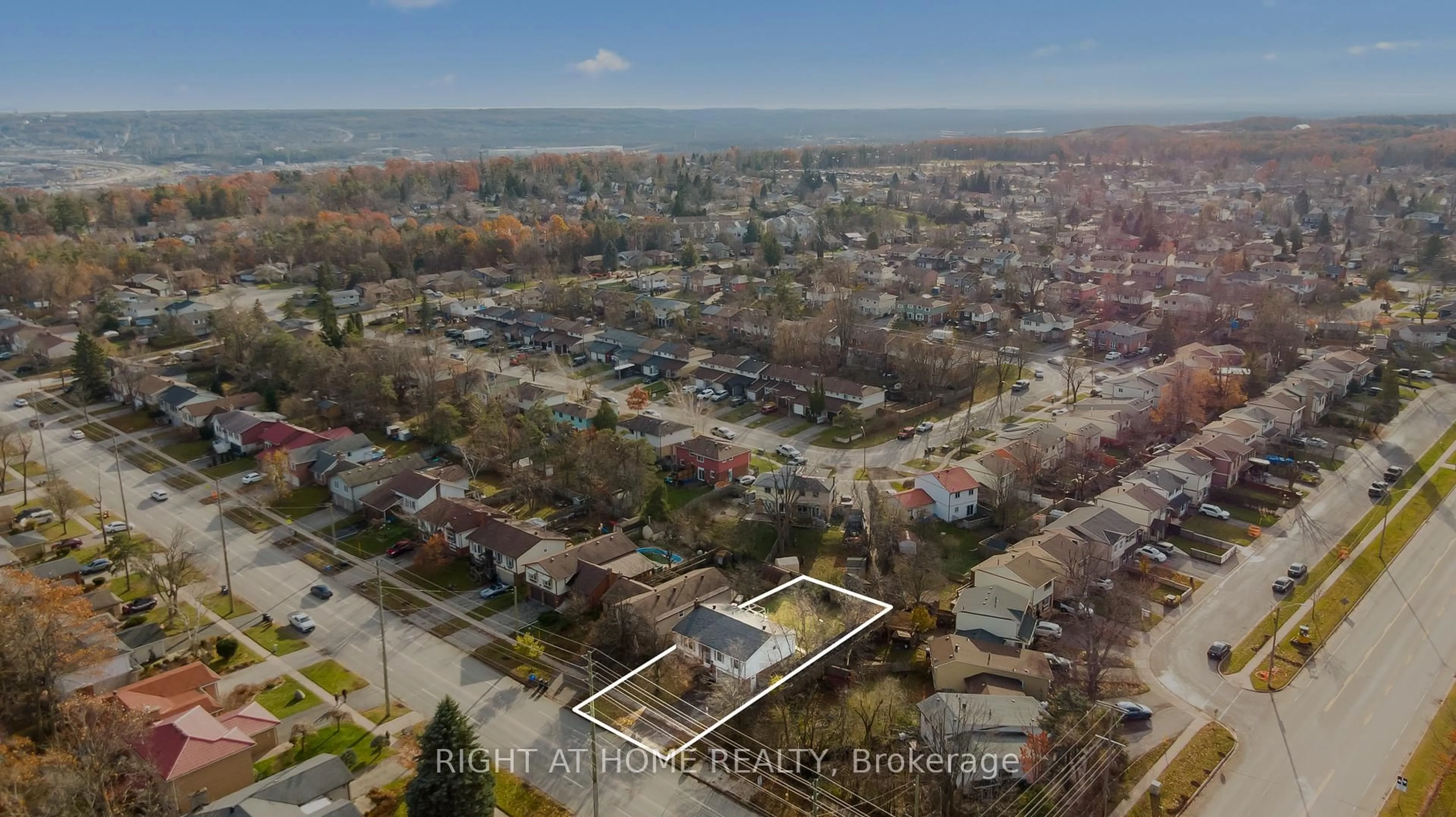 A pic from outside/outdoor area/front of a property/back of a property/a pic from drone, street for 294 Anne St, Barrie Ontario L4N 5H9